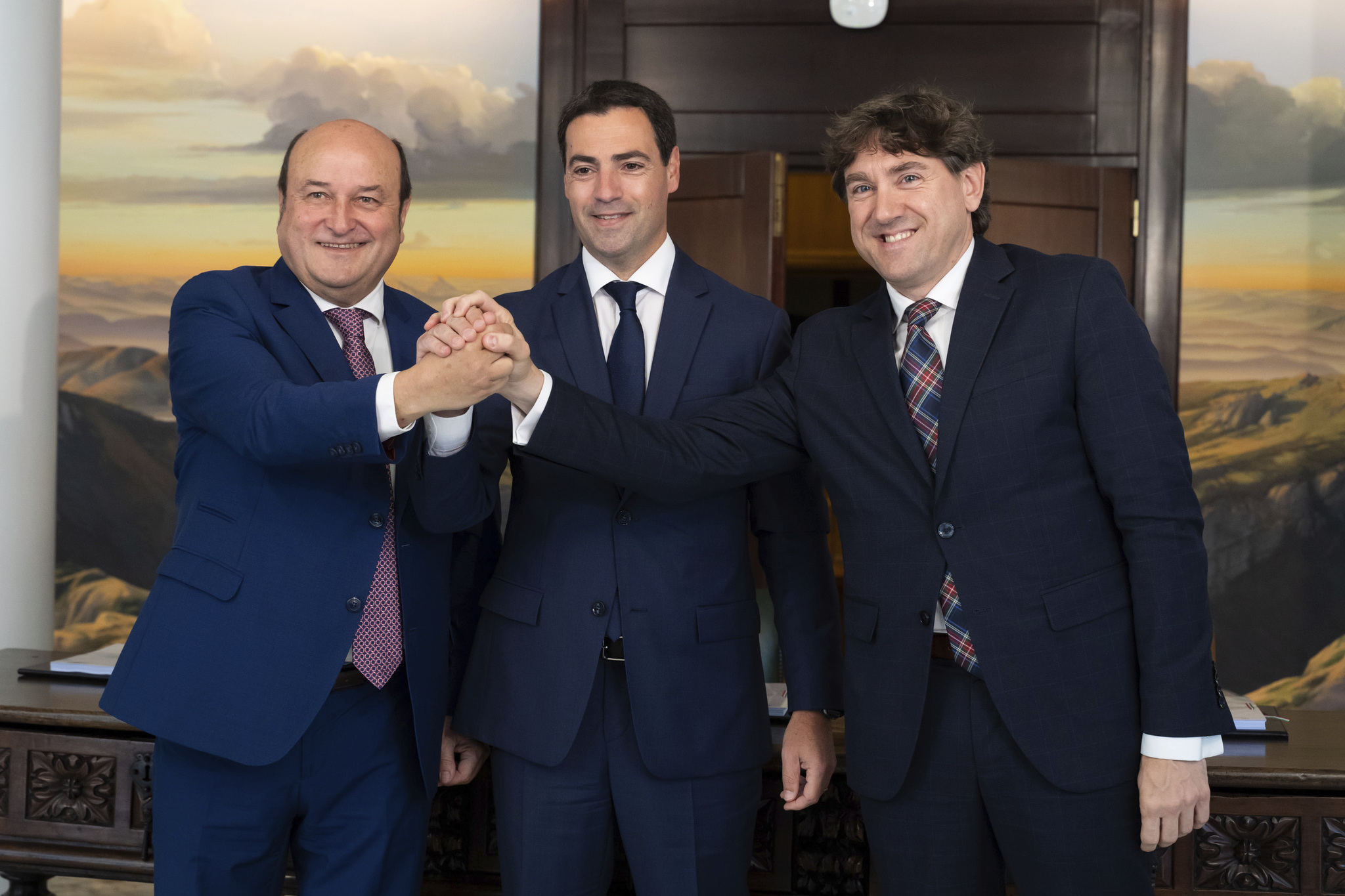 El gravamen a energéticas y banca abre fisuras en el Gobierno vasco