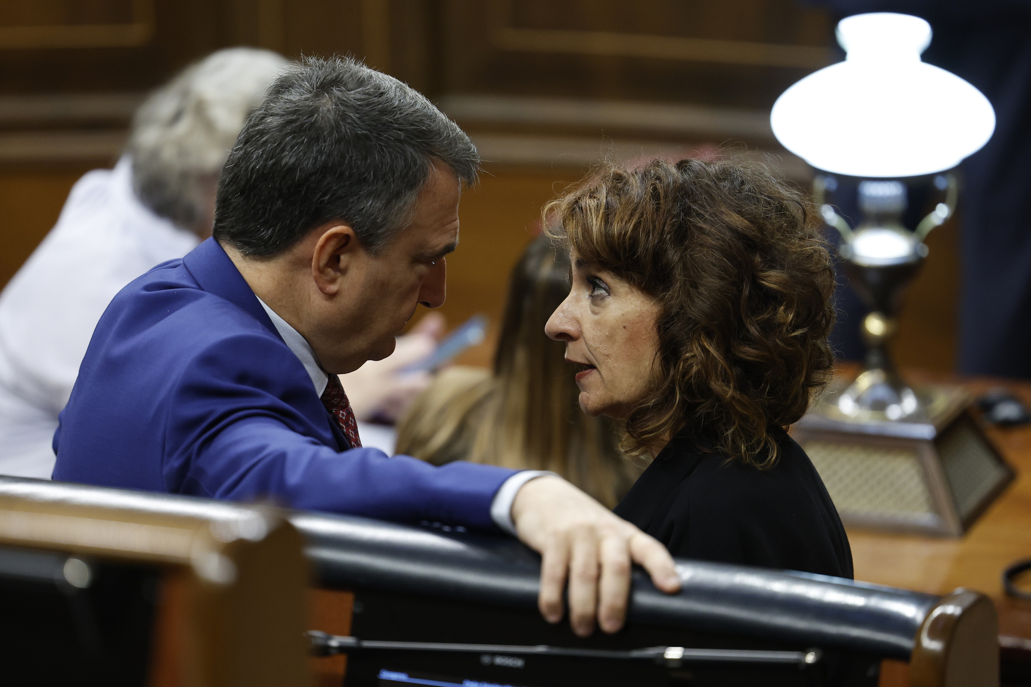 El Gobierno acuerda con Junts y PNV retirar el impuesto energético y mantener el de la banca