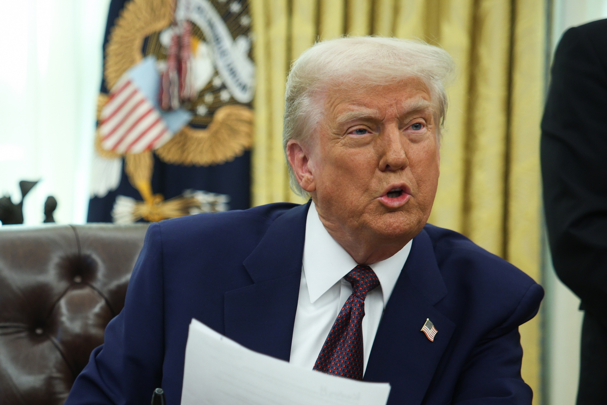 Trump amenaza a los BRICS con aranceles del 100% si «juegan» con el dólar