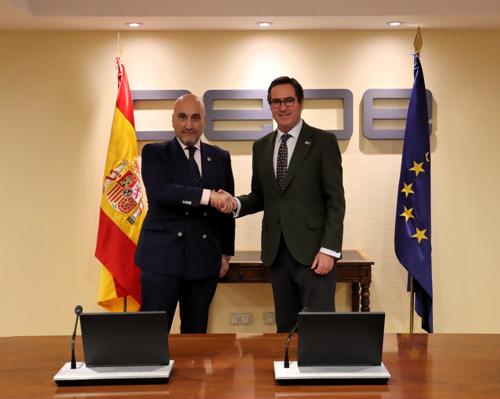 Los gestores y la CEOE exigen al Gobierno que cese el envío de notificaciones a los autónomos fuera del horario de trabajo