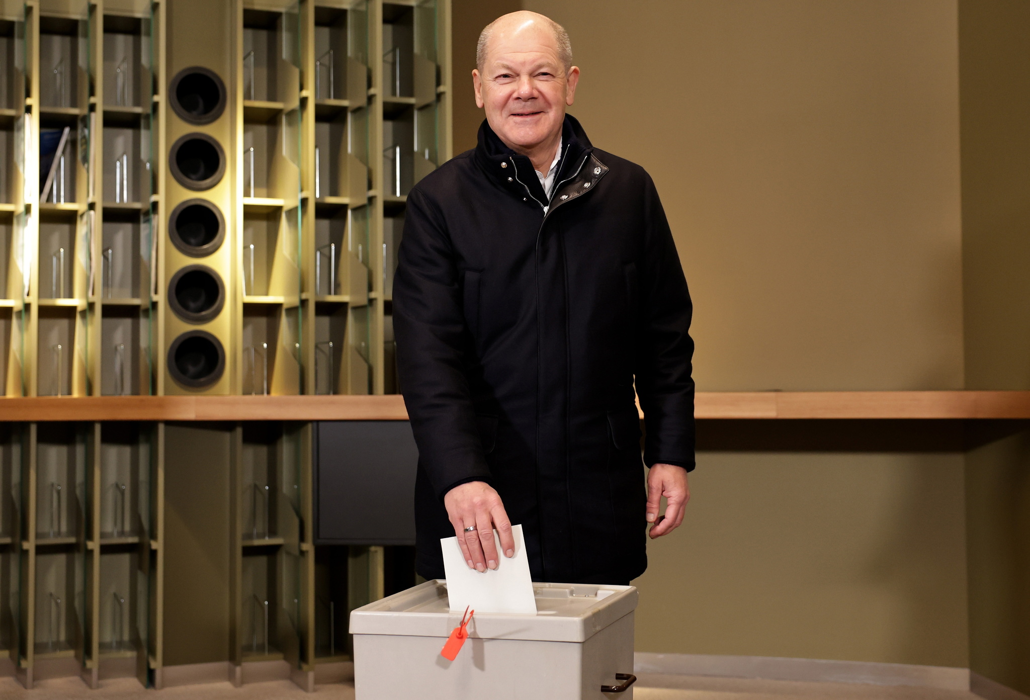 Scholz y Merz depositan su voto en las elecciones
