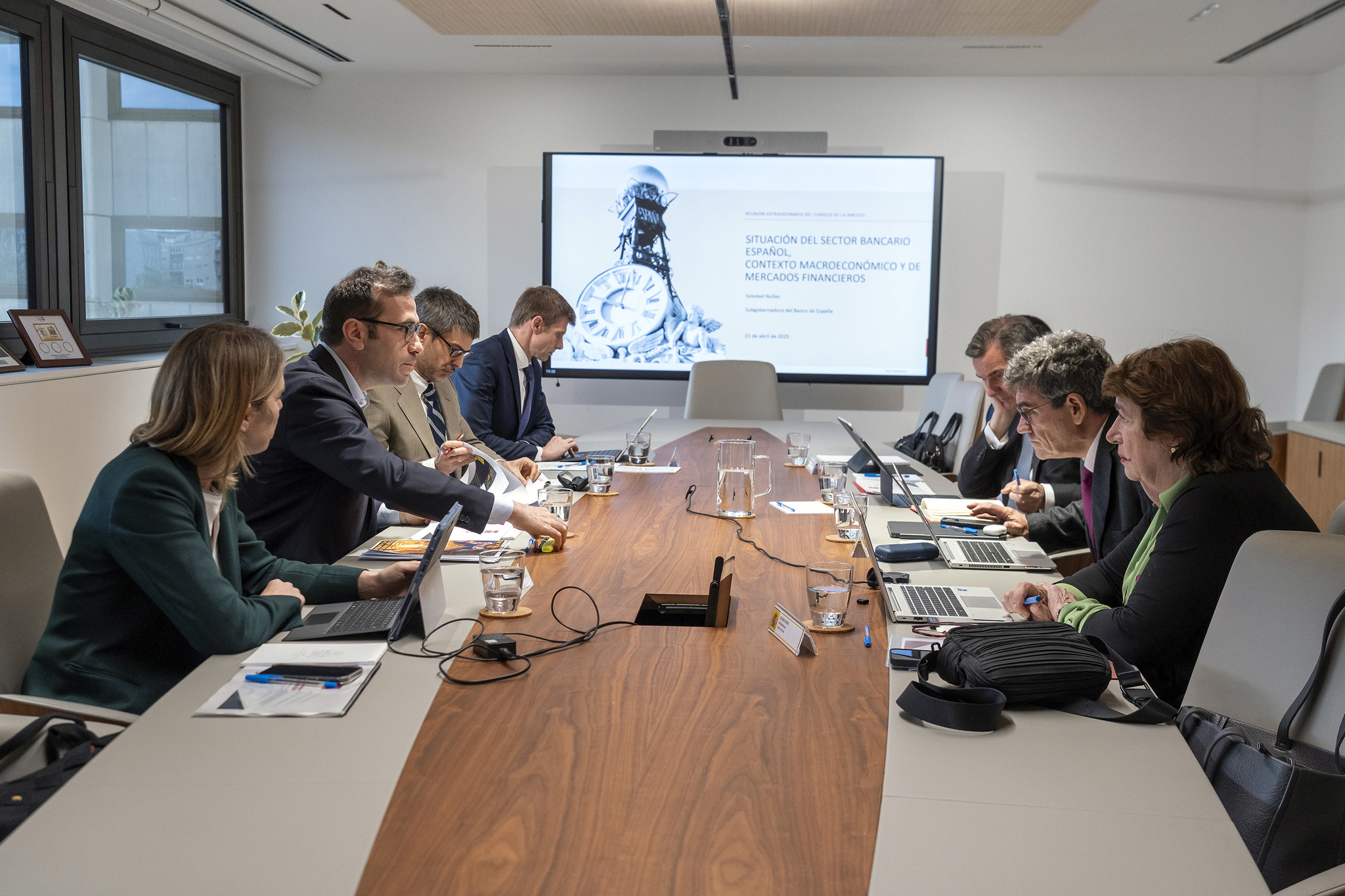 Economía se conjura con los supervisores frente a la amenaza arancelaria