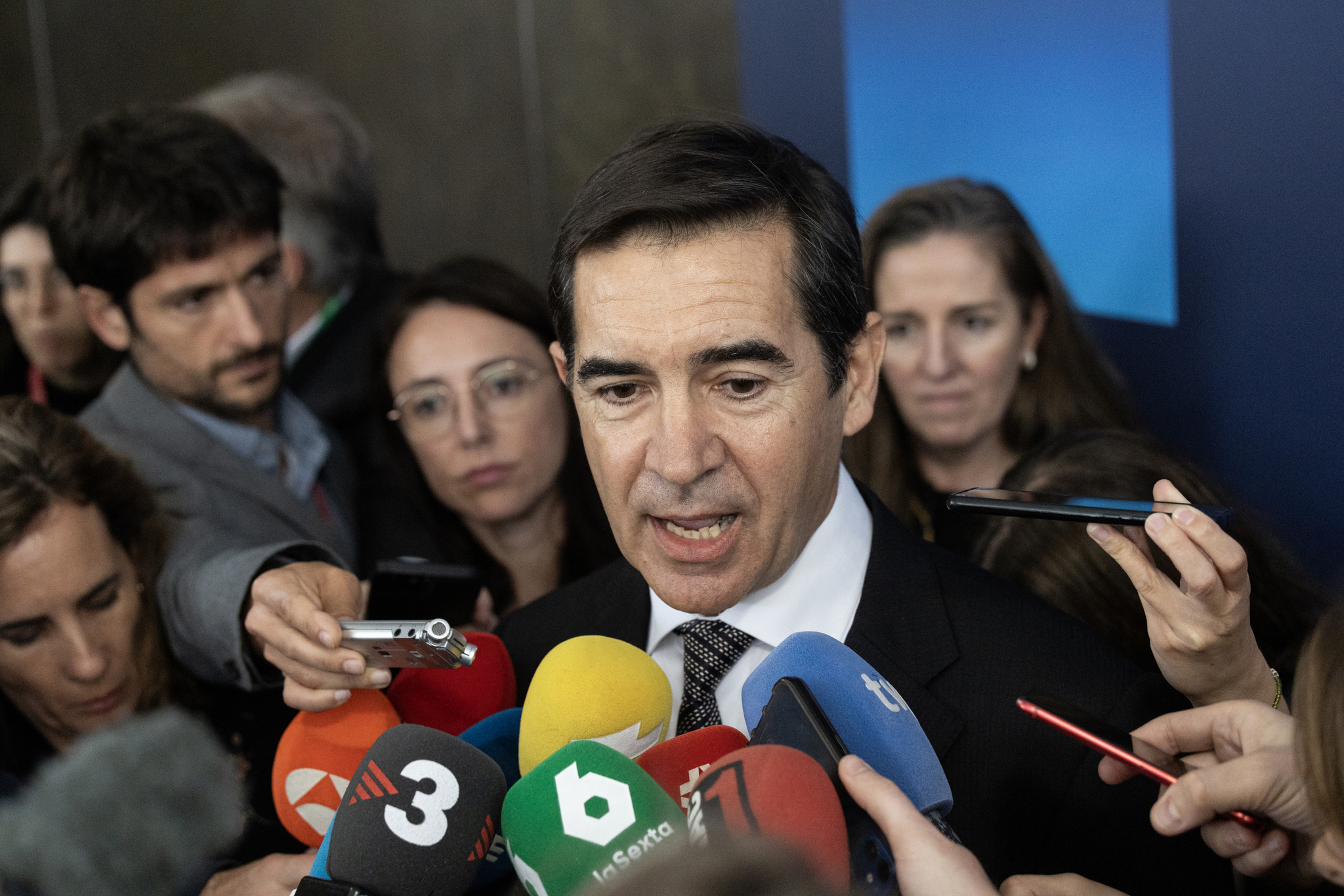 El presidente de BBVA, Carlos Torres, atiende a los medios de comunicación en la reunión anual del Círculo de Economía que se celebra hoy Barcelona.