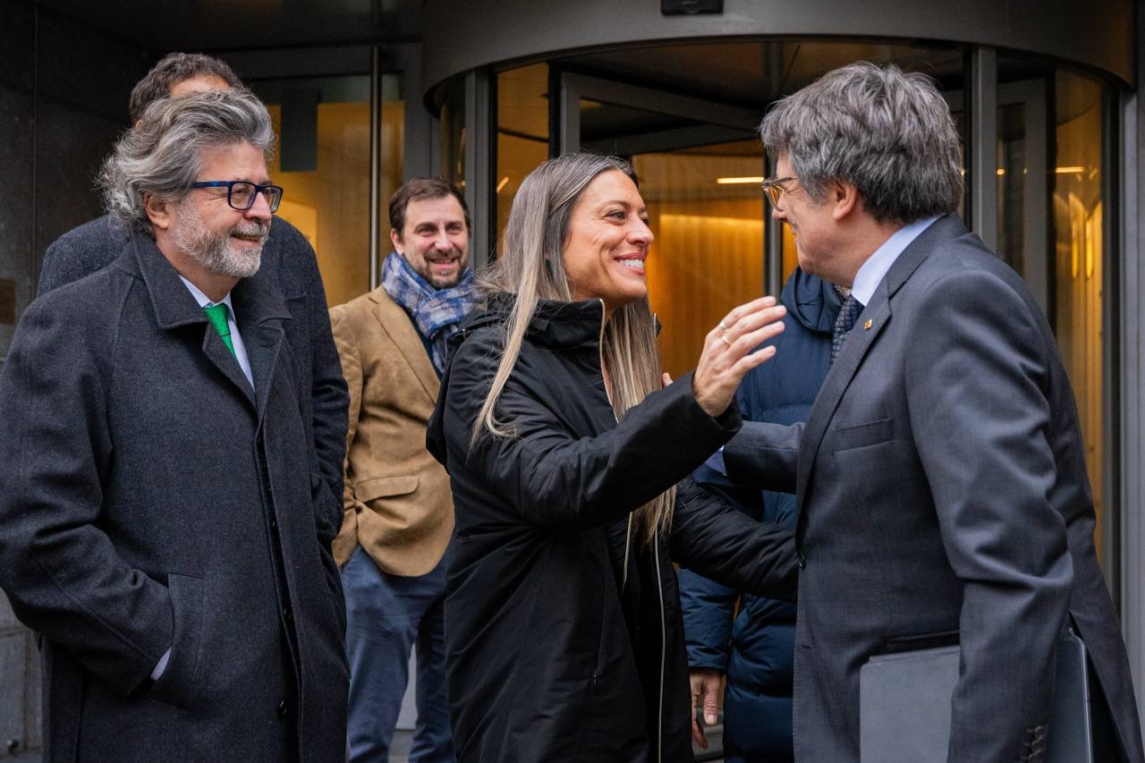 Junts rechaza la reducción de la jornada laboral y los planes de Sánchez y Díaz se encallan