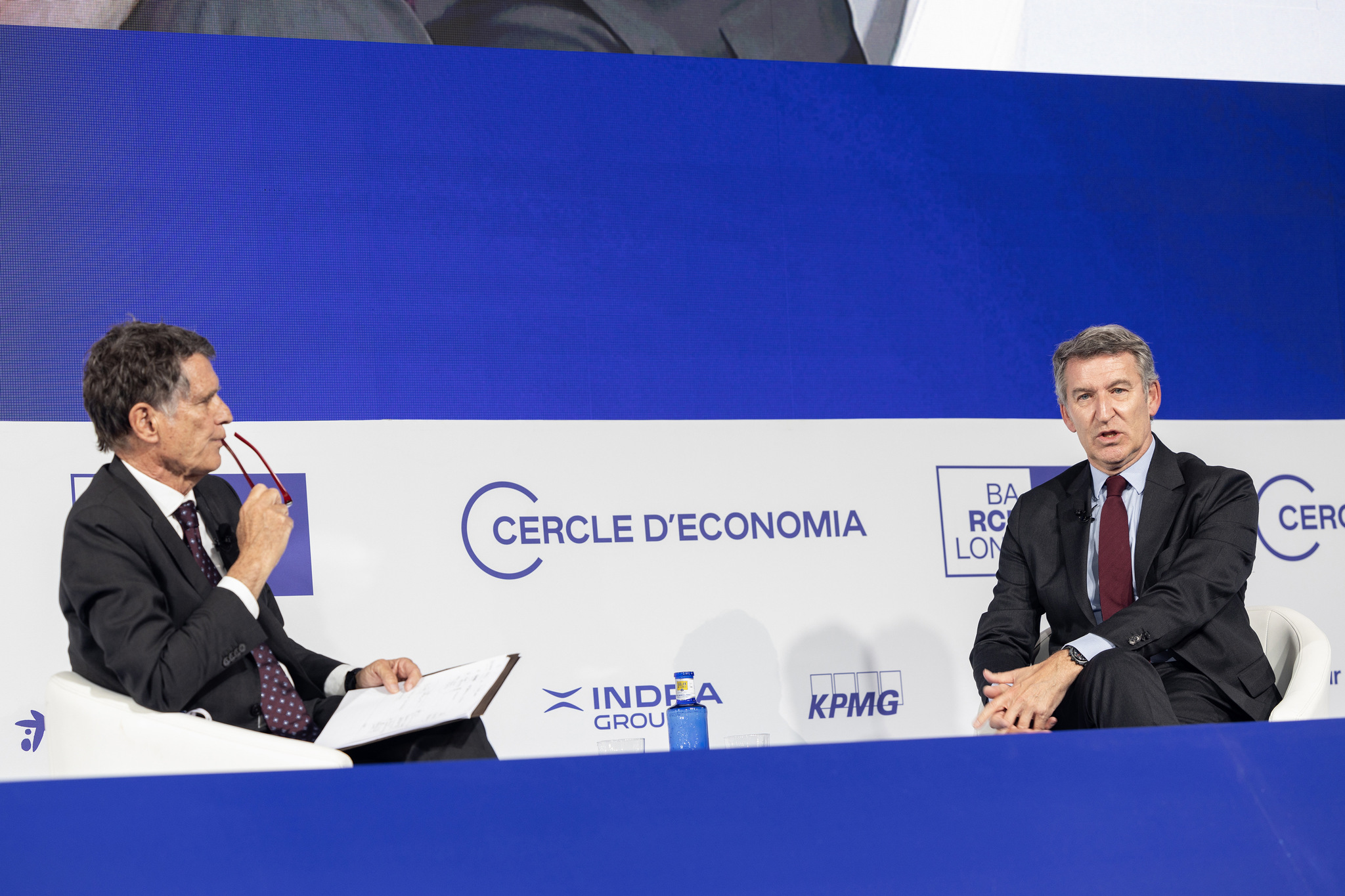 El presidente del Círculo de Economía, Jaume Guardiola, y el líder del PP, Alberto Núñez Feijóo.