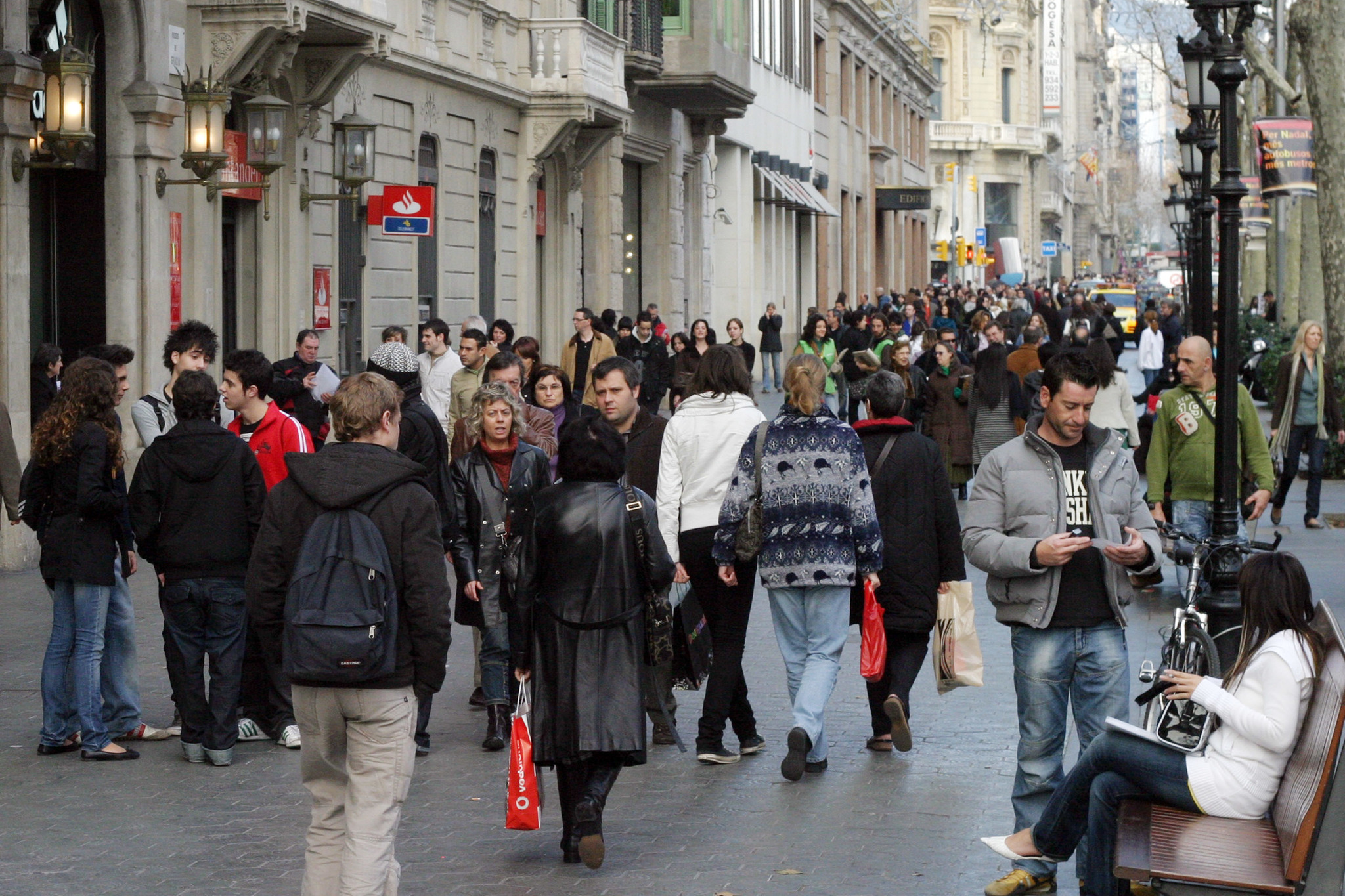 La población en España renueva récord hasta 49,1 millones por la llegada de extranjeros