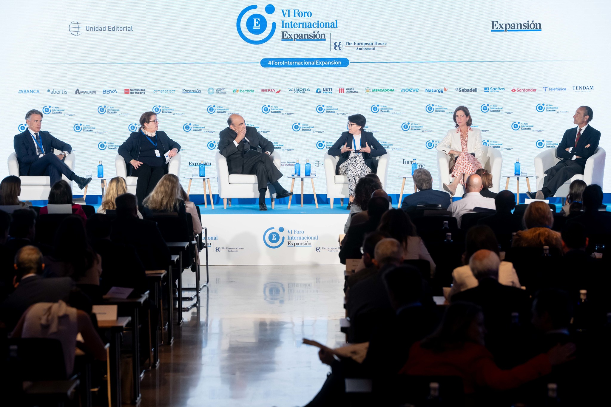 De izquierda a derecha: Luis Megías, responsable de BlackRock Iberia; Cecilia Boned, presidenta de BNP Paribas España; Luis Isasi, presidente de Santander España; Mayte A. Ayuso, redactora jefe de EXPANSIÓN (moderadora); Alejandra Kindelán, presidenta de la Asociación Española de Banca; y Antonio Rodríguez-Pina, presidente de Deutsche Bank España.