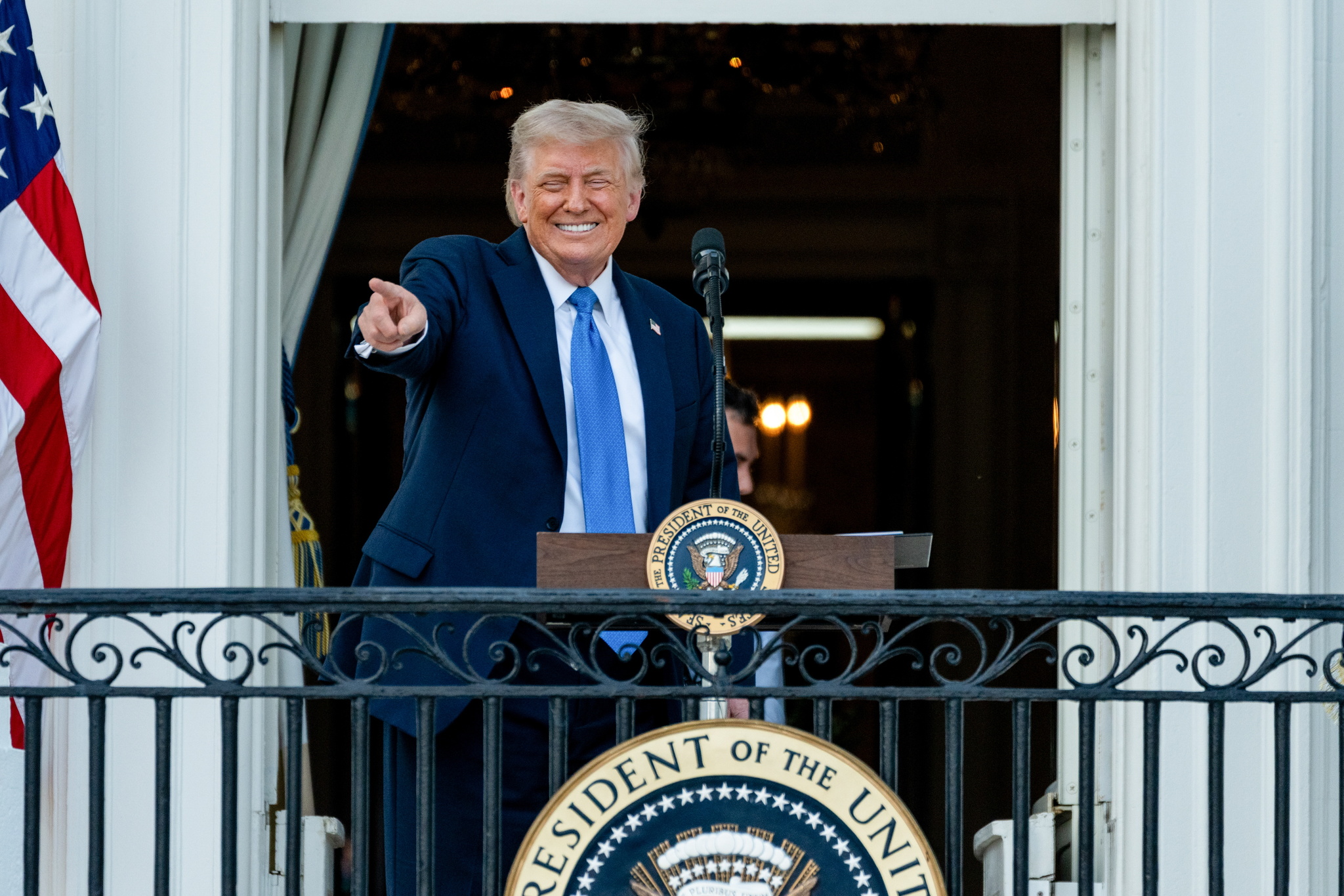 El déficit comercial de EEUU cae un 55,5% en abril