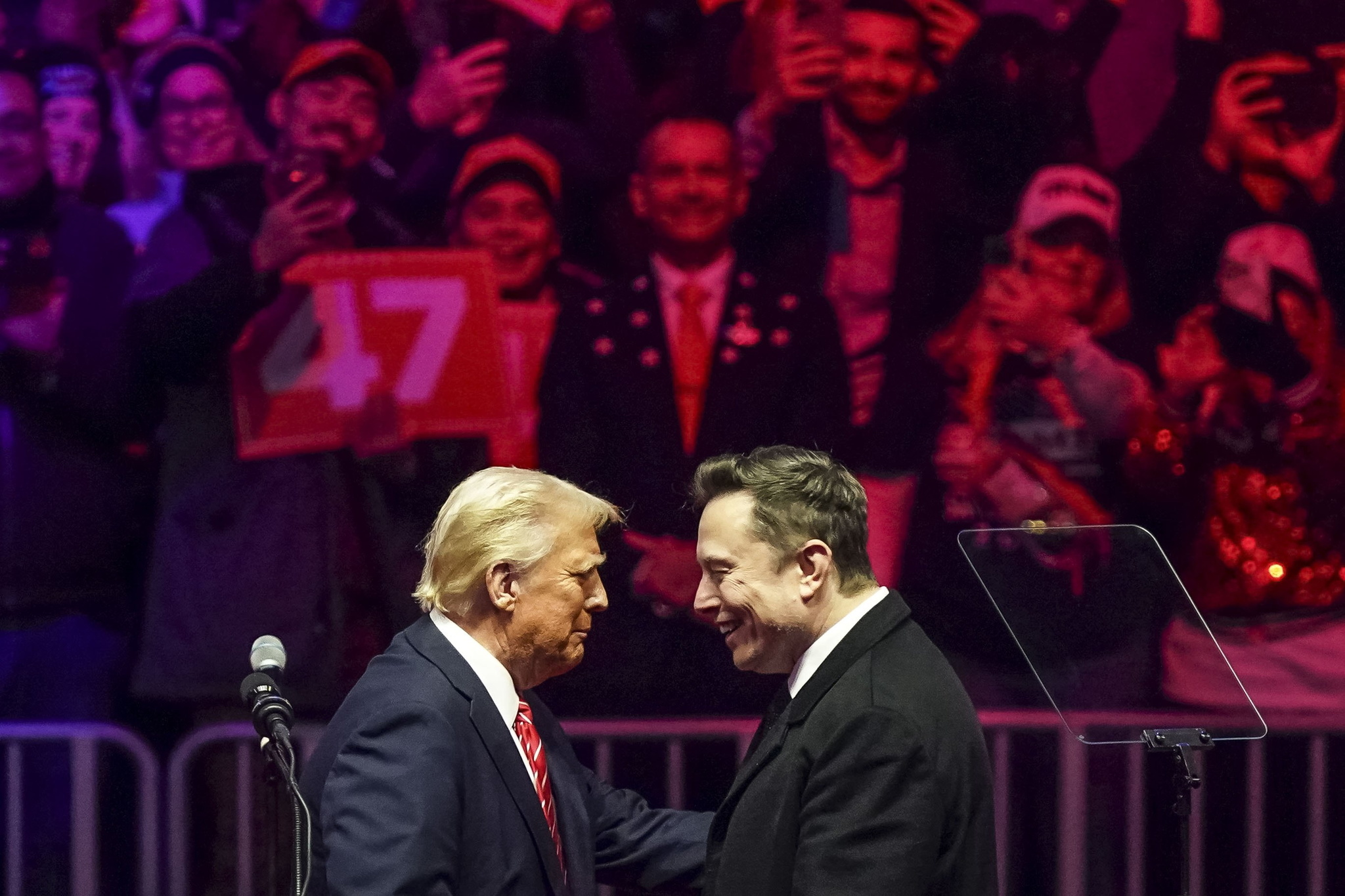 Trump llama «tren descarrilado» a Elon Musk y éste le responde que tiene «miedo»