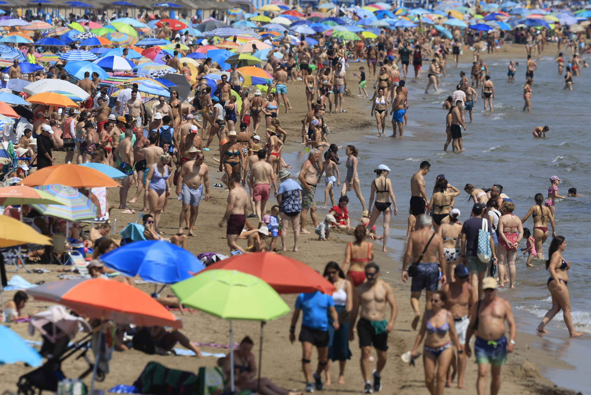 Las empresas turísticas prevén un verano positivo, pero las ventas crecerán la mitad que hace un año