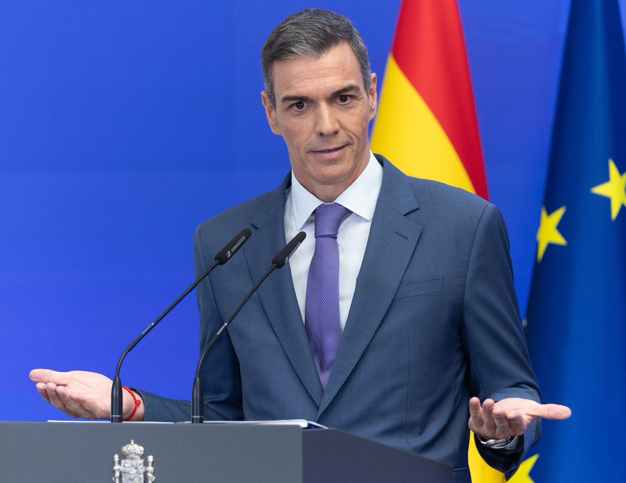 Sánchez y Feijóo ofrecen la cara  y la cruz de España
