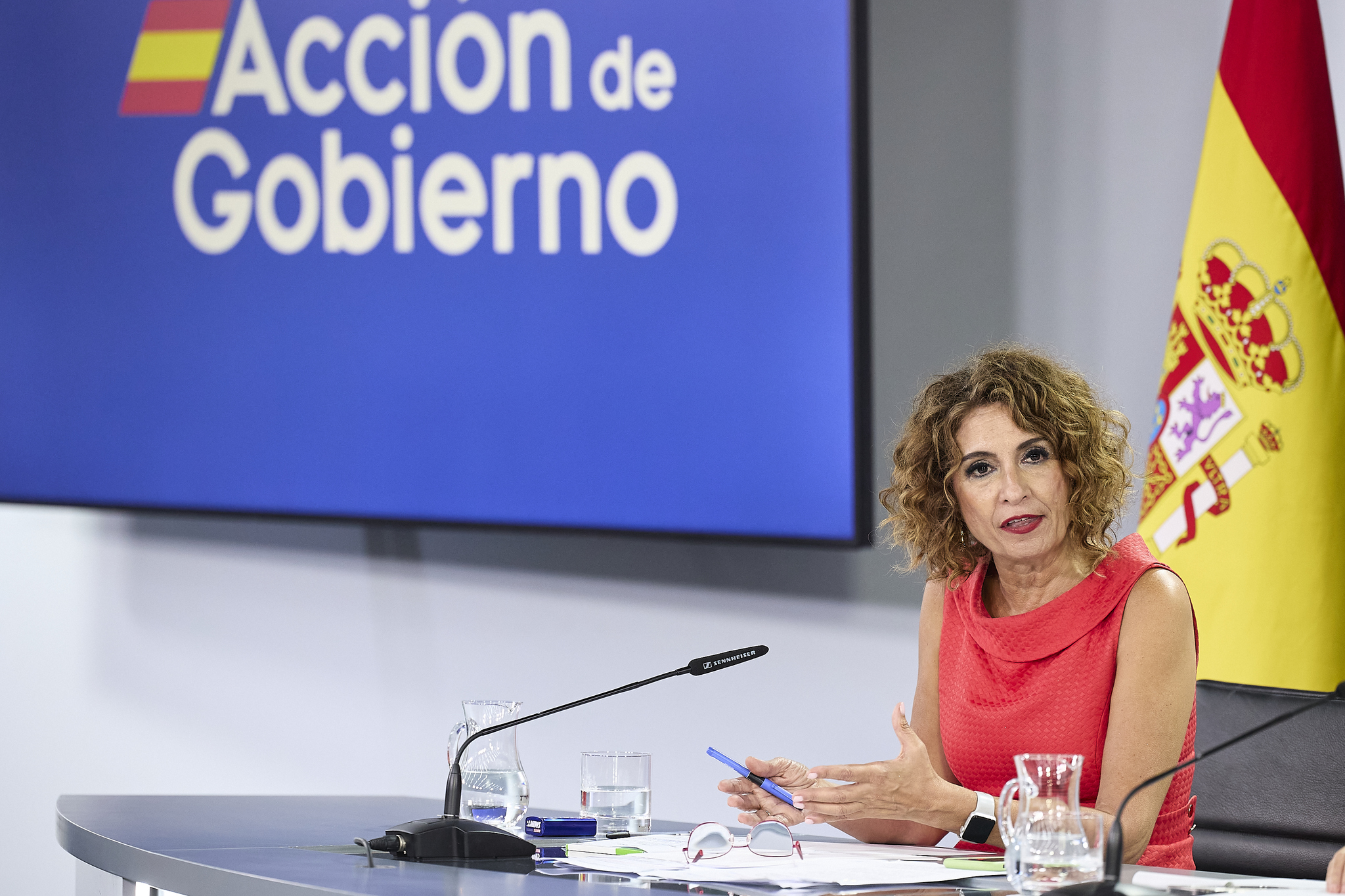 Montero promete 7.000 millones más de gasto a las regiones que se acojan a la quita
