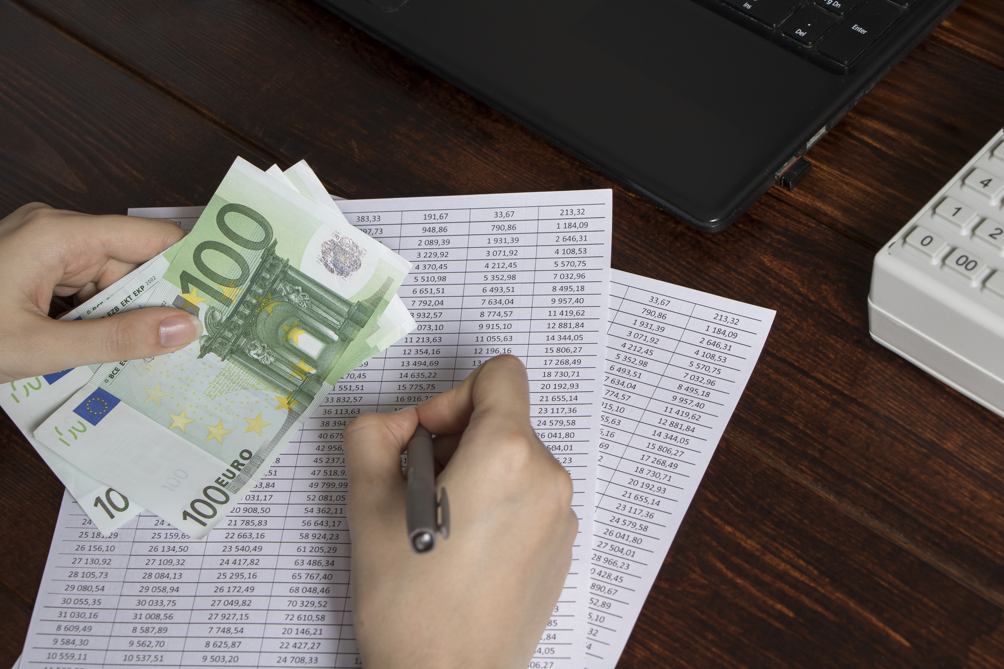 El coste por hora trabajada sube un 5,4% en el segundo trimestre y encadena 16 trimestres al alza