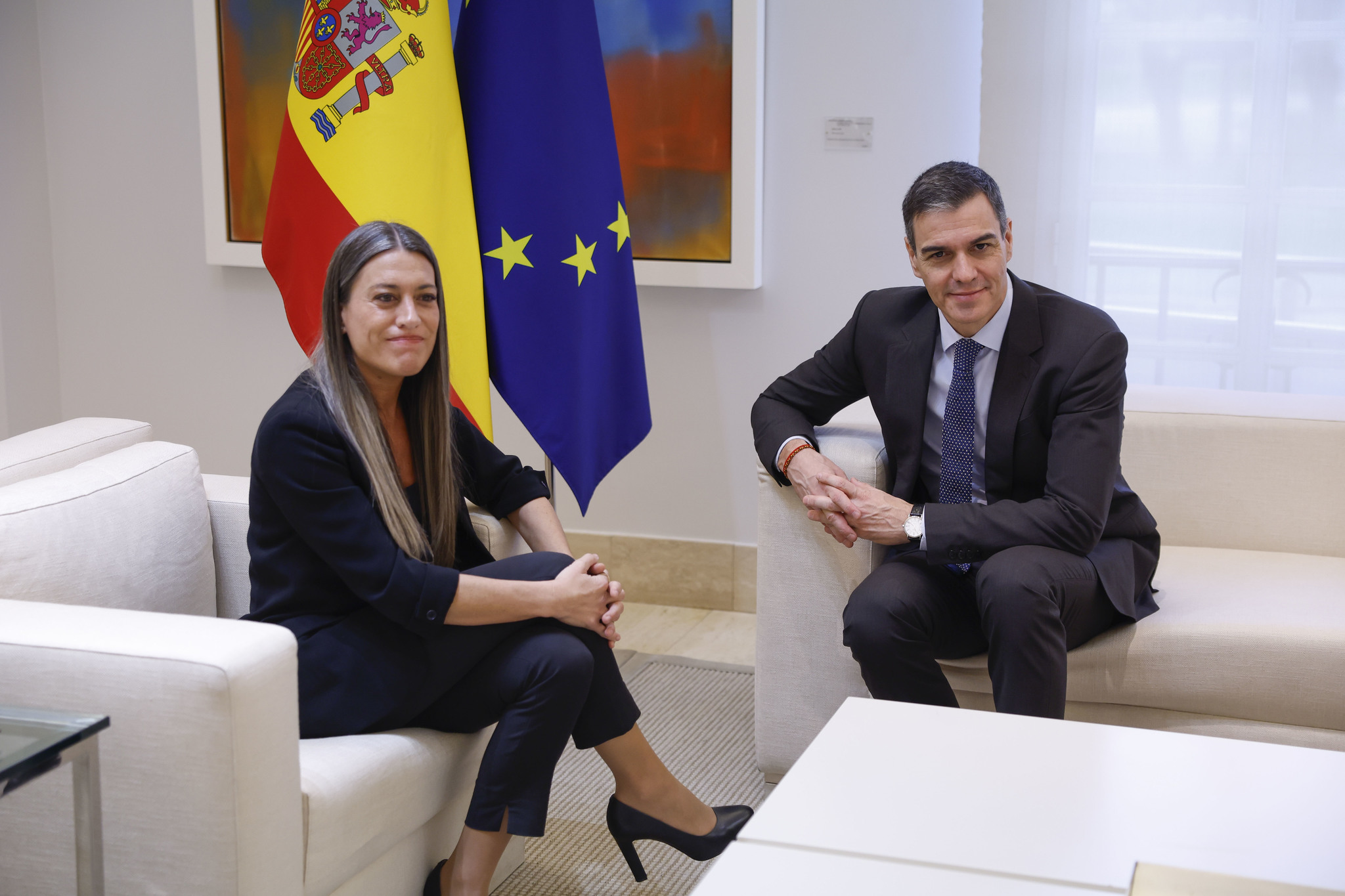 Junts pacta con Sánchez que las grandes empresas de España tendrán que atender en catalán a sus clientes
