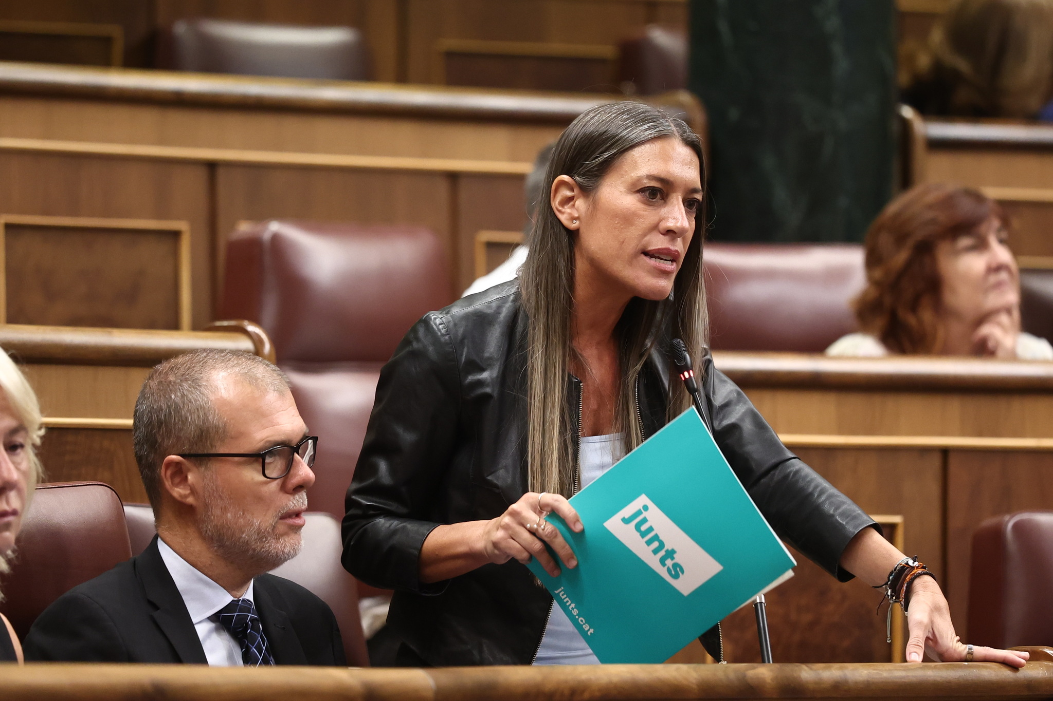 Los empresarios se revuelven contra la obligación de atender en catalán desde toda España