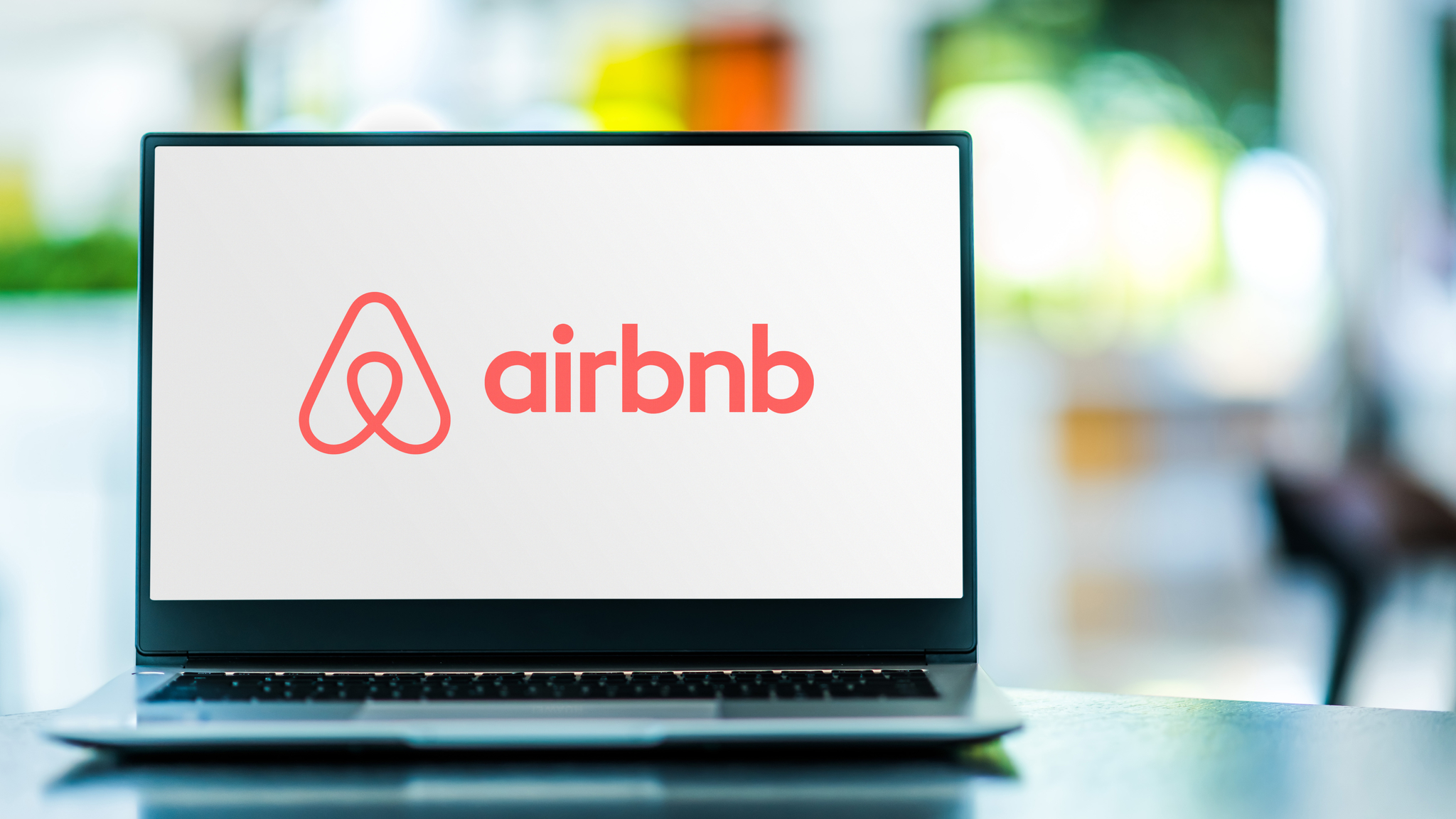 La justicia respalda de nuevo la retirada de pisos turísticos ilegales en Airbnb