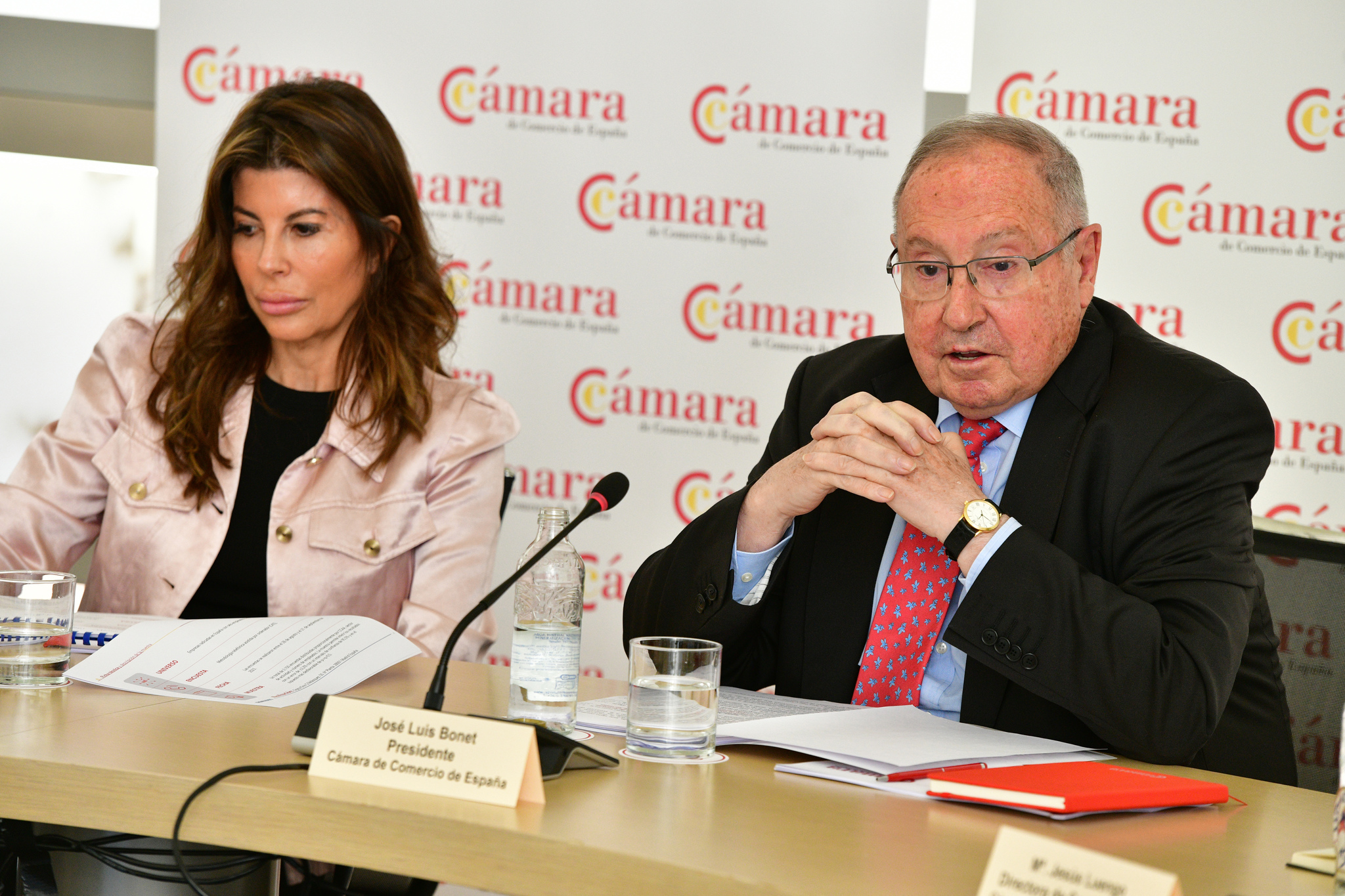 Las empresas anticipan menos consumo y una subida en los precios para 2026