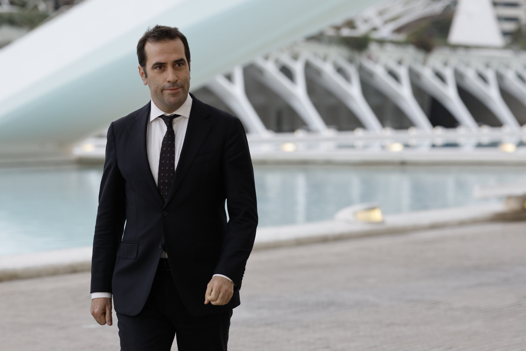 Economía trata de aplacar el expediente por la opa pero plantea a la UE mantener su poder de veto sobre las fusiones bancarias