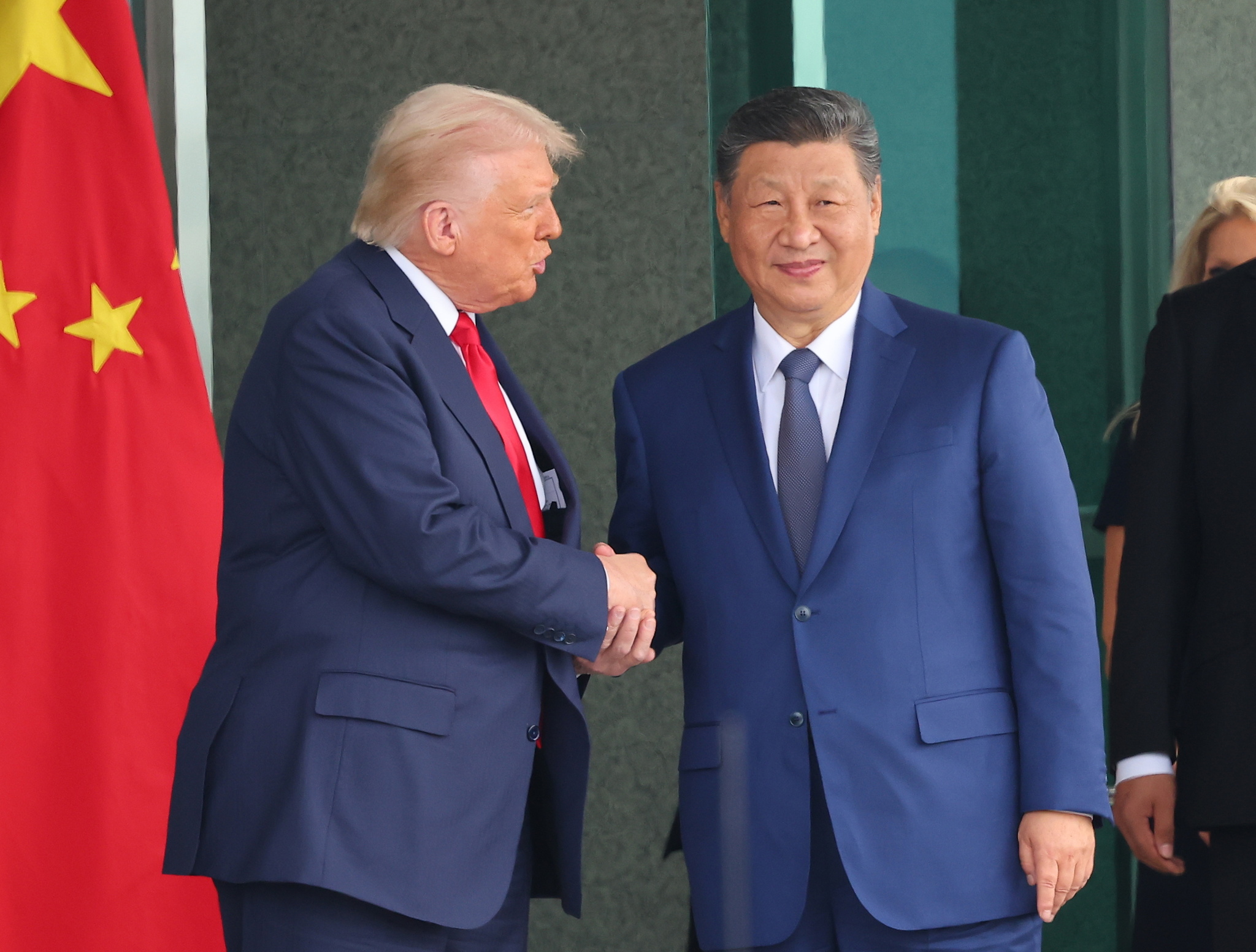Trump reduce al 10% los aranceles a China tras reunirse con Xi