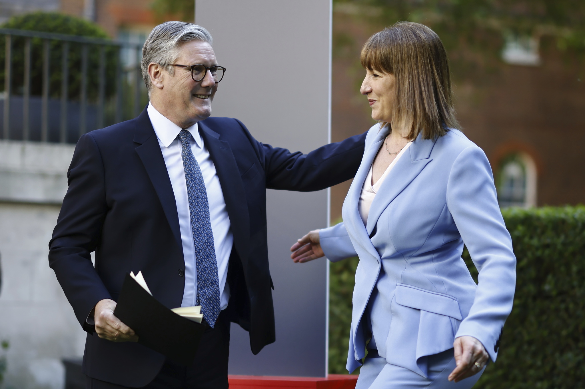 La ministra británica de Hacienda, en la cuerda floja tras alquilar su casa sin licencia