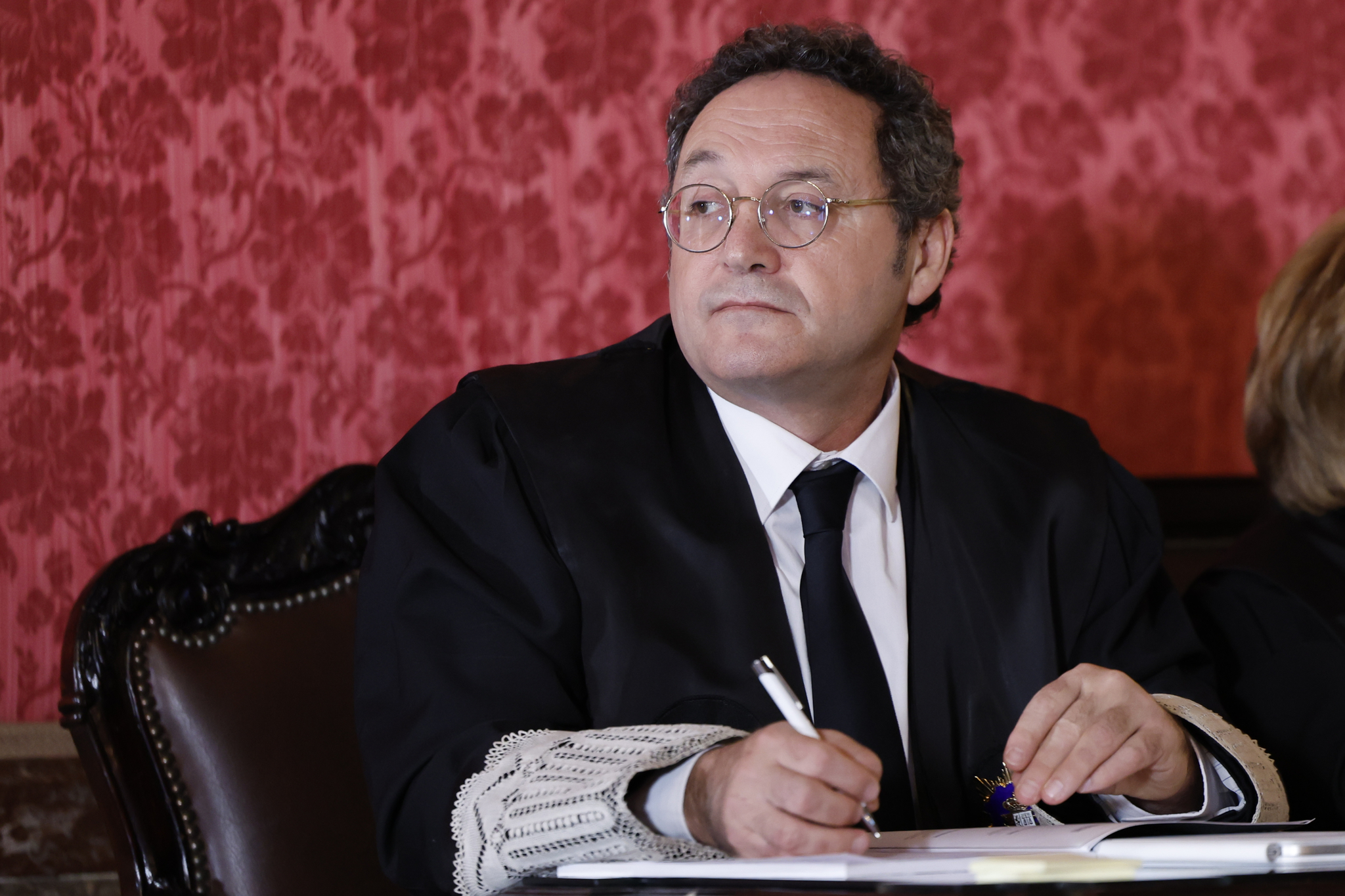 Un fiscal general vistiendo la toga en el banquillo es indigno