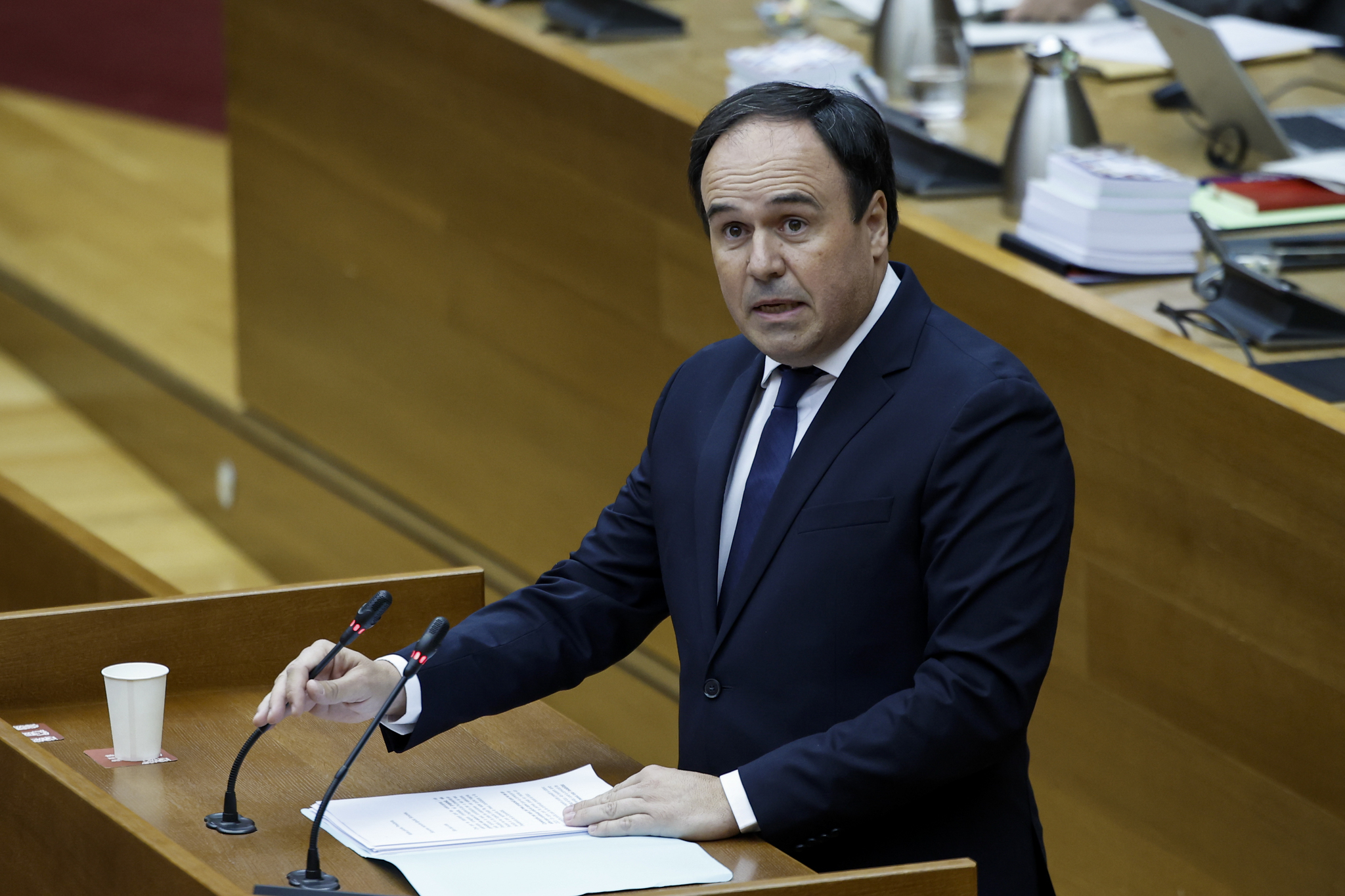 Pérez Llorca llega sin pacto con Vox, pero su discurso lo pone ‘en bandeja’