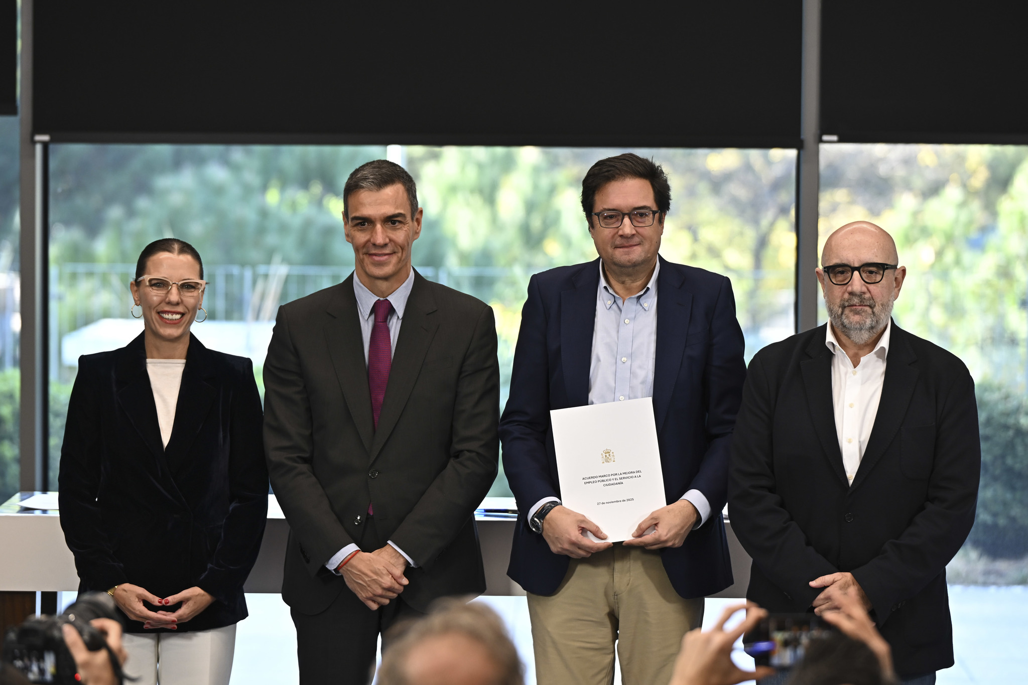 Gobierno y funcionarios sellan la subida del 11% en pleno cisma político