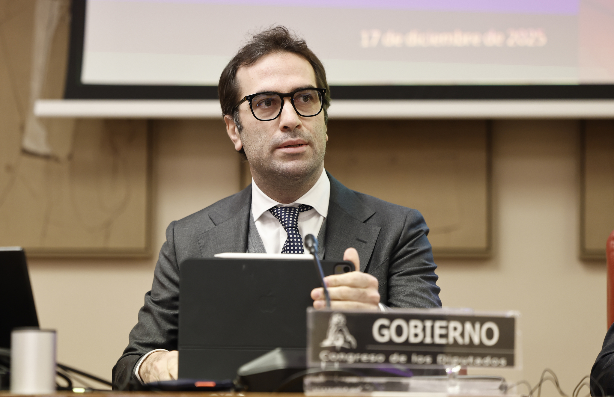 Bruselas perdona al Gobierno 17 leyes para facilitarle el cobro de fondos europeos