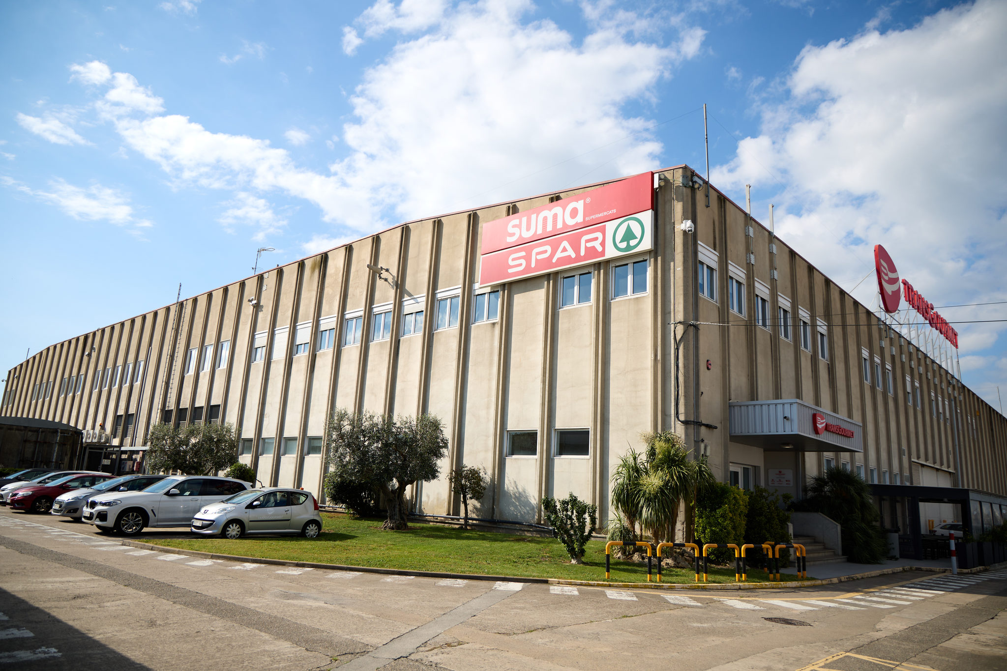 Transgourmet Ibérica repite ingresos y reduce un 13 el beneficio La antigua GM Food, propiedad del gigante suizo Coop, alcanzó el año pasado una facturación consolidada de 1.208 millones y ganó 21 millones de euros después de impuestos. Leer