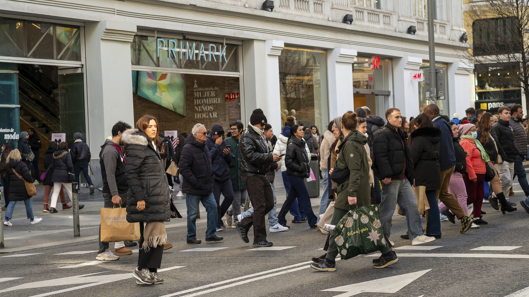 Las ventas de los comercios aumentan un 4,1% en 2025, su mayor alza en diez años