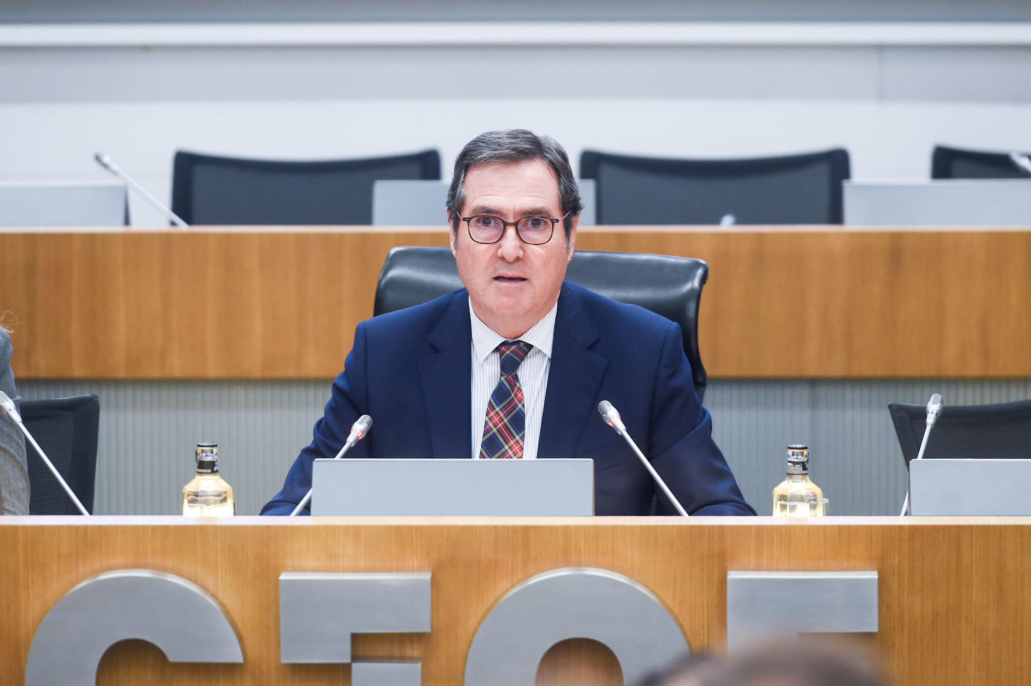 CEOE y Cepyme tachan de «trilera» la rebaja fiscal por alza del SMI propuesta por Hacienda