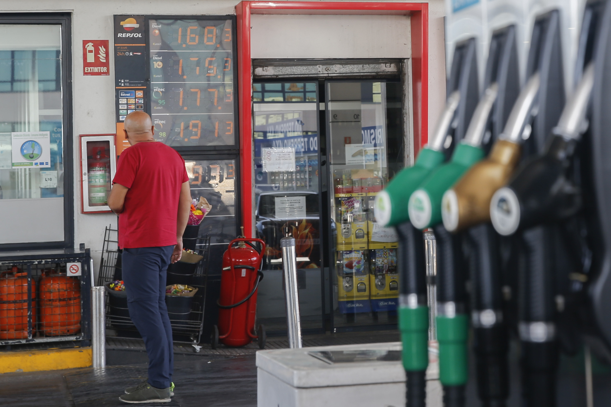 La inflación se modera cinco décimas en enero hasta el 2,4% por la electricidad y las gasolinas