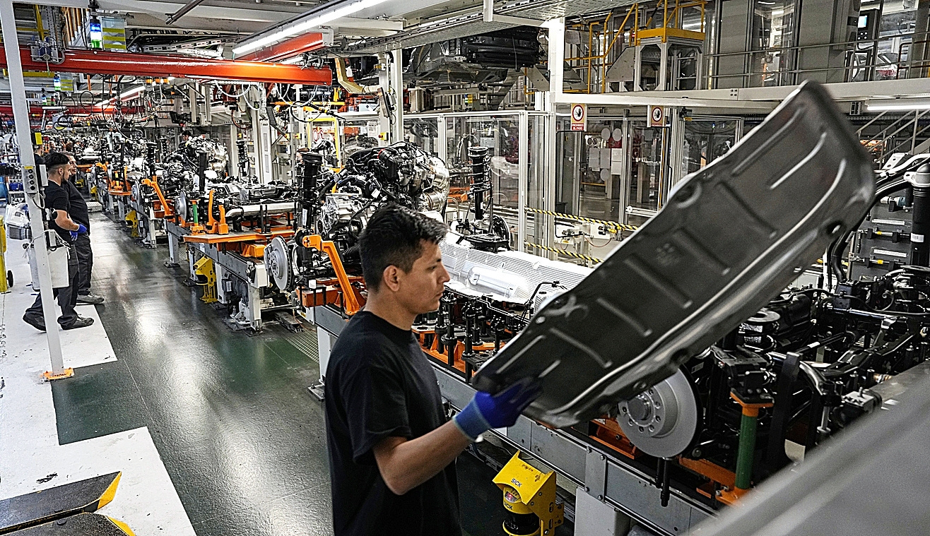 La industria española acelera su caída en enero y destruye empleo