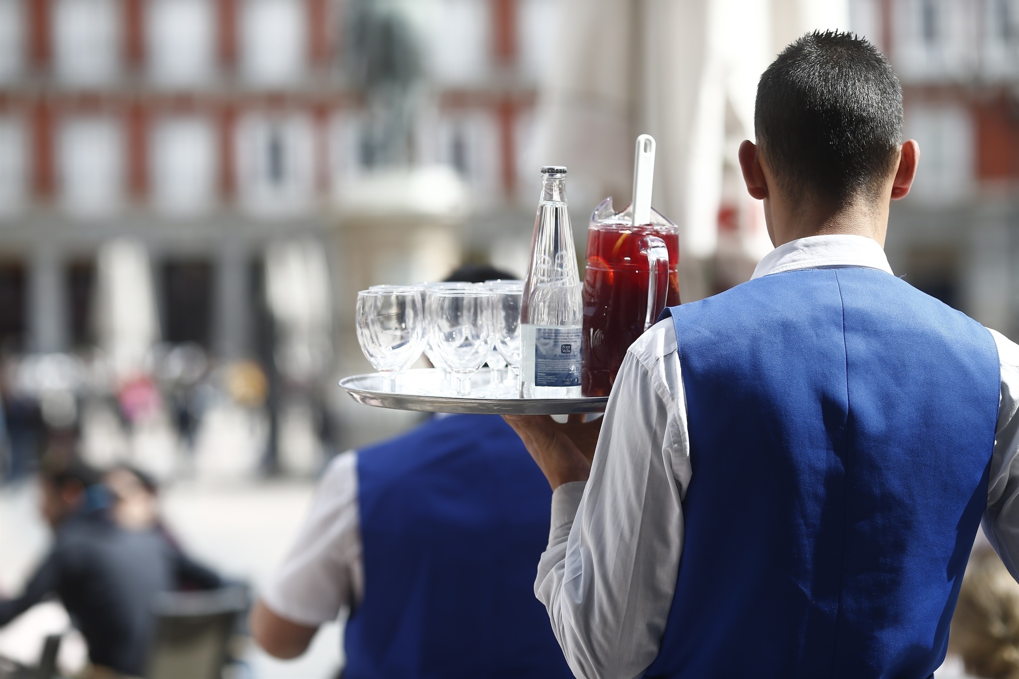 El sector servicios eleva sus ventas un 4,8% en 2025 y la industria, un 0,5%