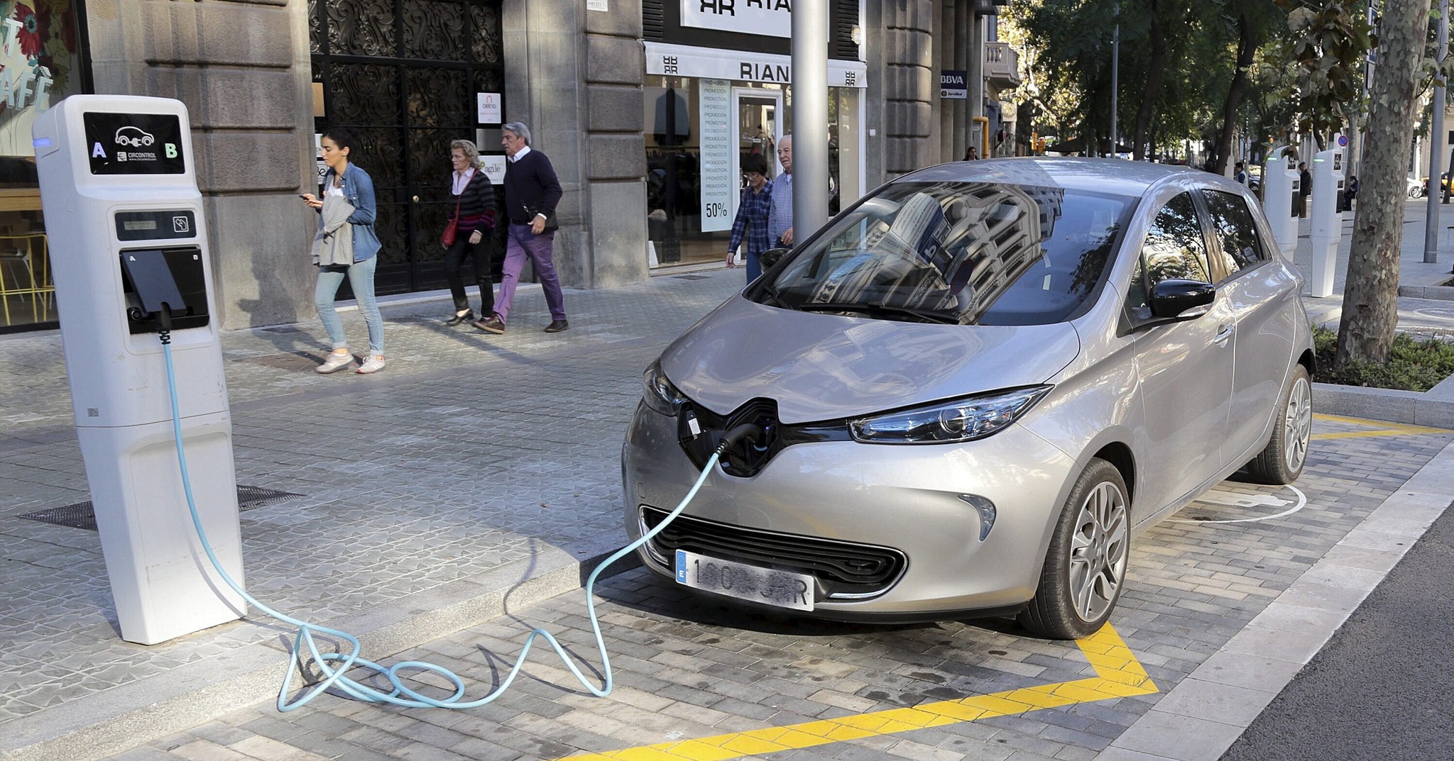 La caída del decreto antidesahucios pone fin al beneficio fiscal por compra de coche eléctrico