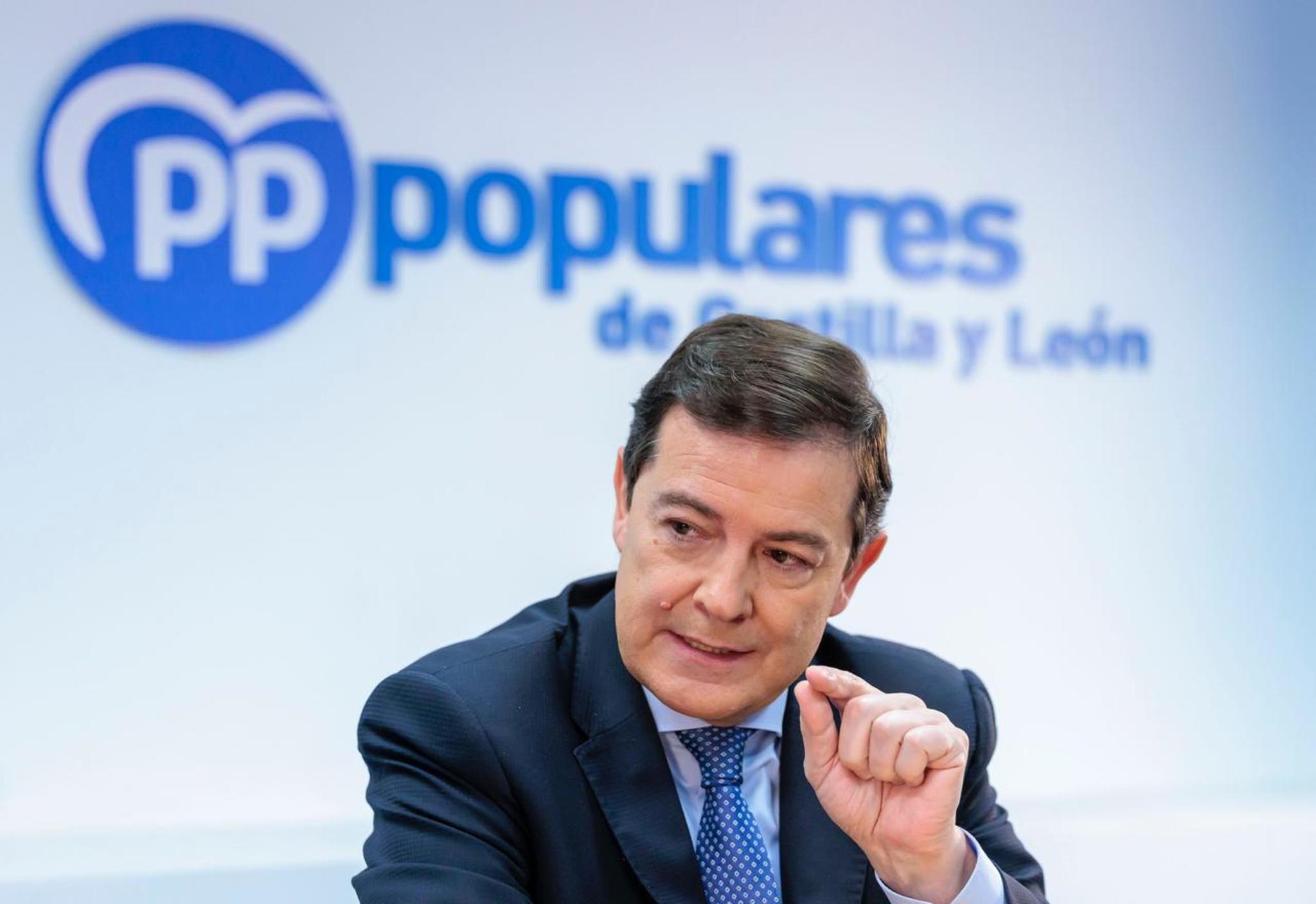 Fernández Mañueco: «Vamos a seguir bajando el IRPF y poniendo alfombra roja a los empresarios»