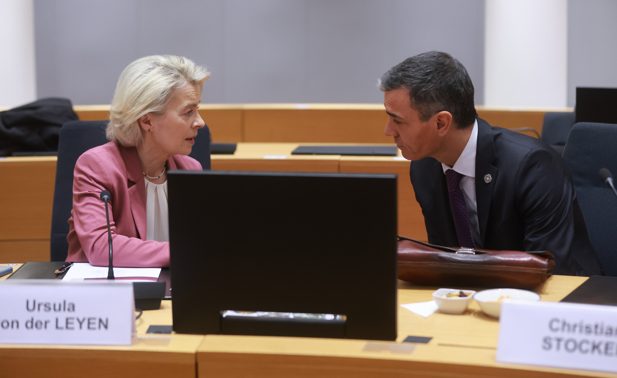 Von der Leyen despierta a Sánchez