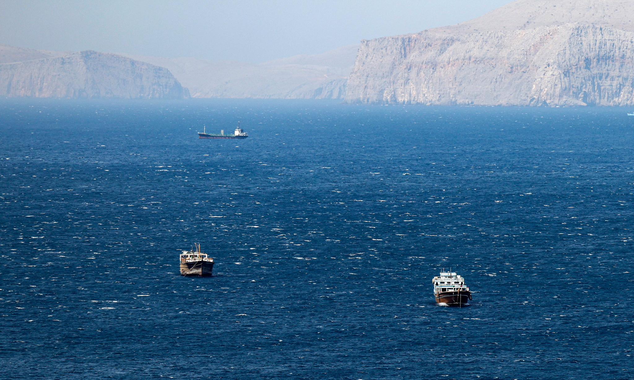 Un proyectil alcanza un barco carguero en el estrecho de Ormuz