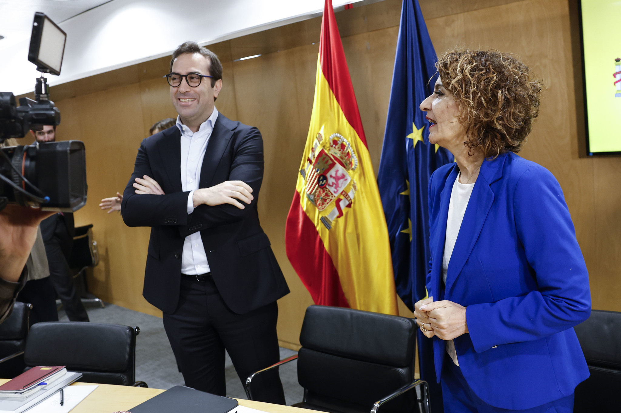 El Gobierno baraja rebajas fiscales a la luz pero busca alternativas a la bonificación sobre el litro de carburante