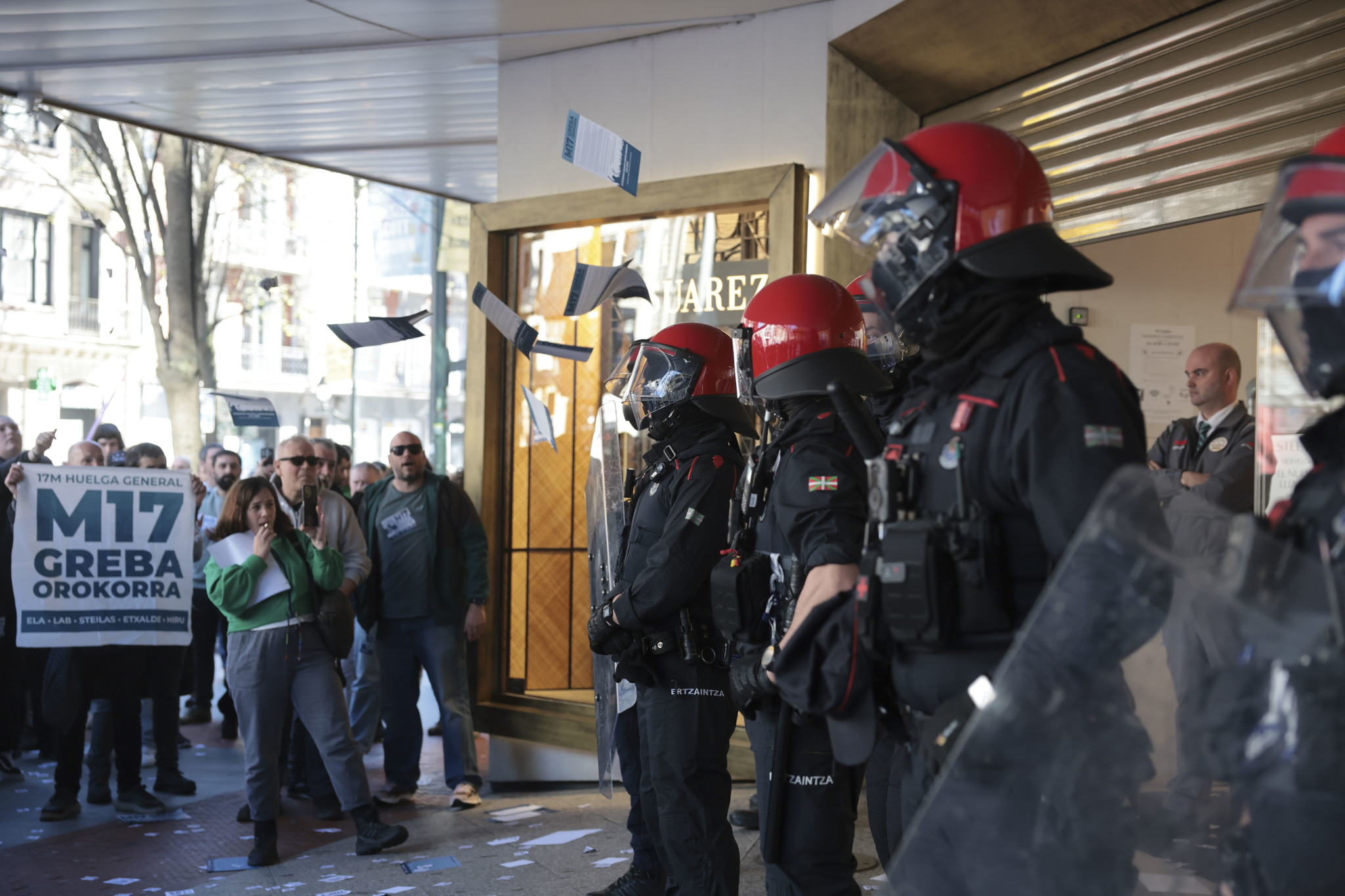 Atascos, piquetes y cierre de fábricas en Euskadi en la huelga general por un SMI vasco