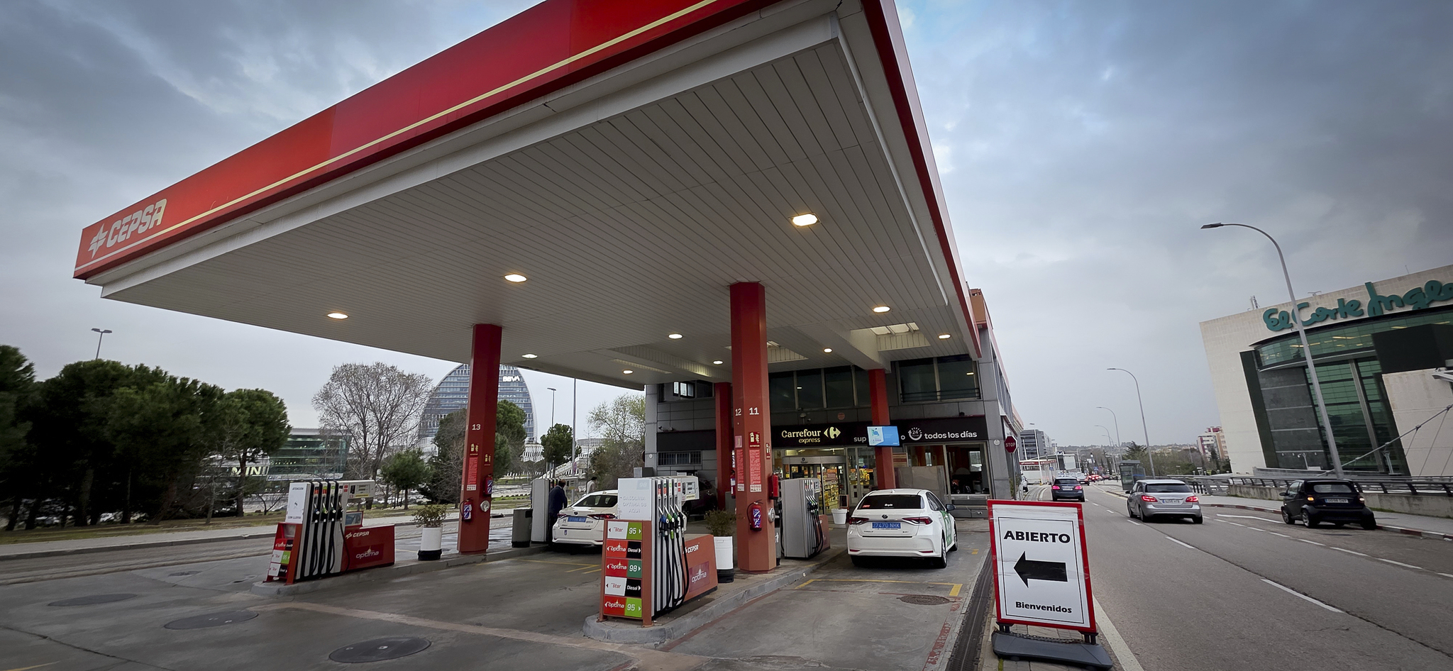 Bruselas advierte a España: la rebaja al IVA de los combustibles contraviene la Directiva europea