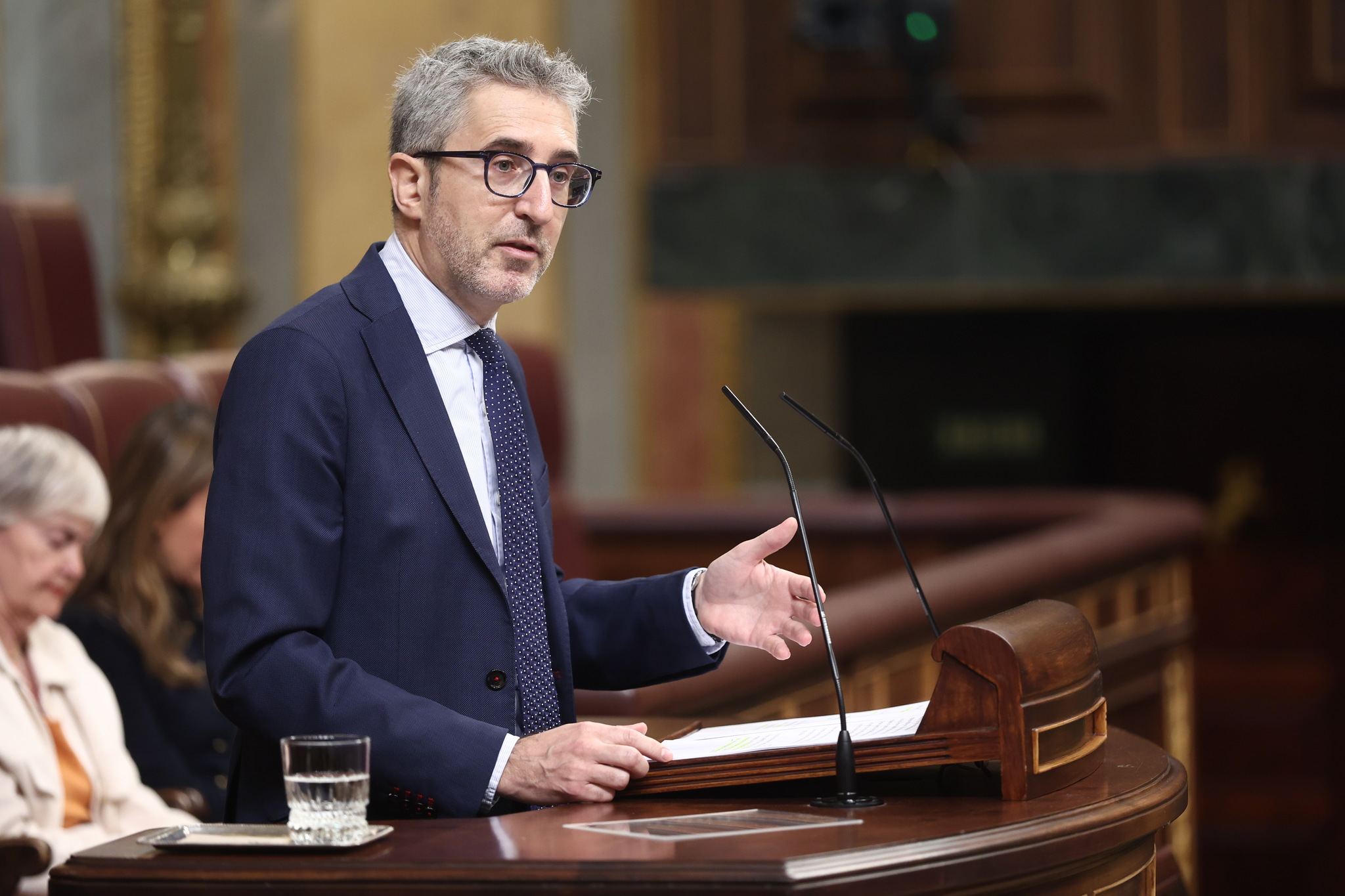 Arcadi España niega que exista «un infierno fiscal» en su debut parlamentario