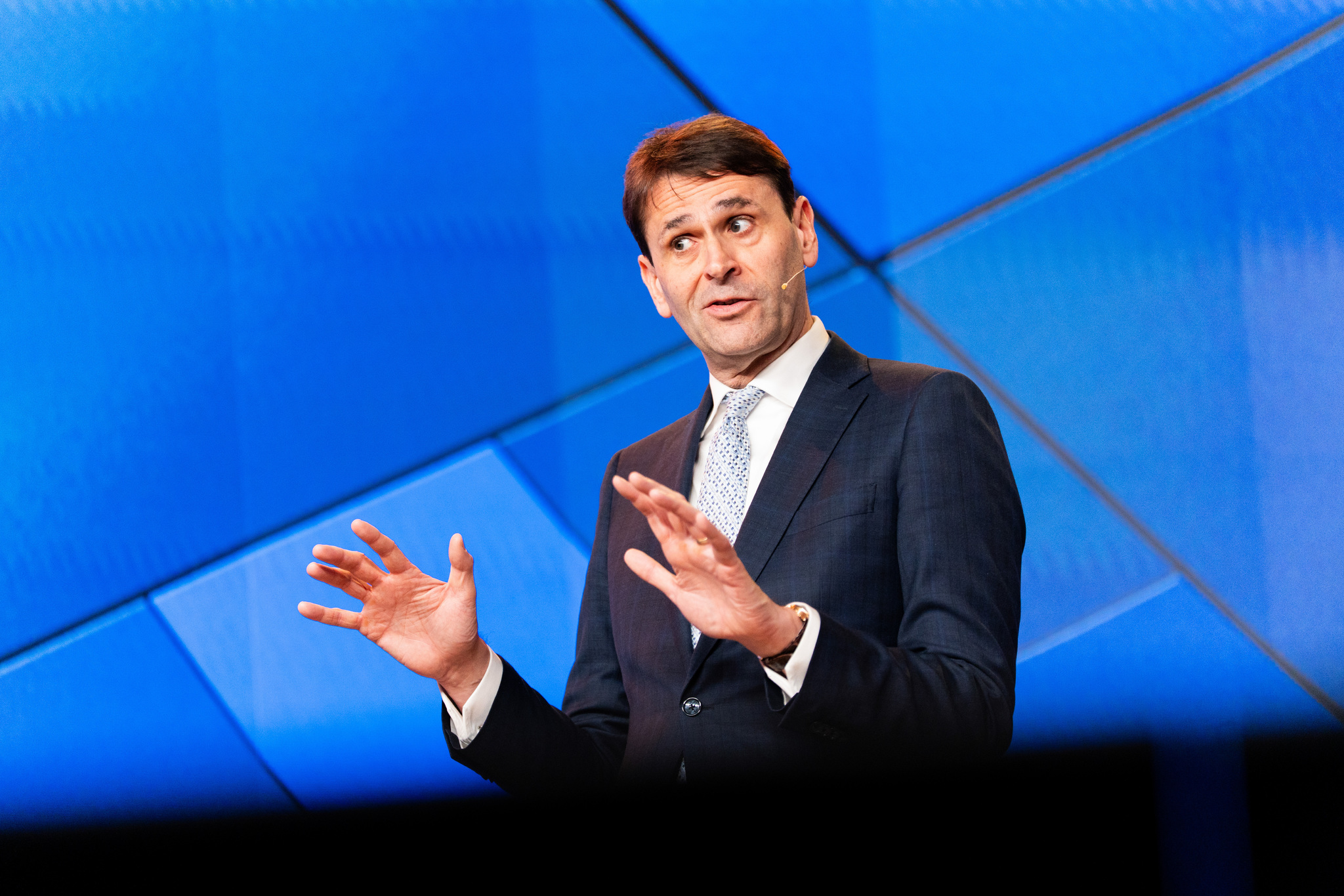 ASML mejora las previsiones por el 'boom' de la demanda de chips para IA