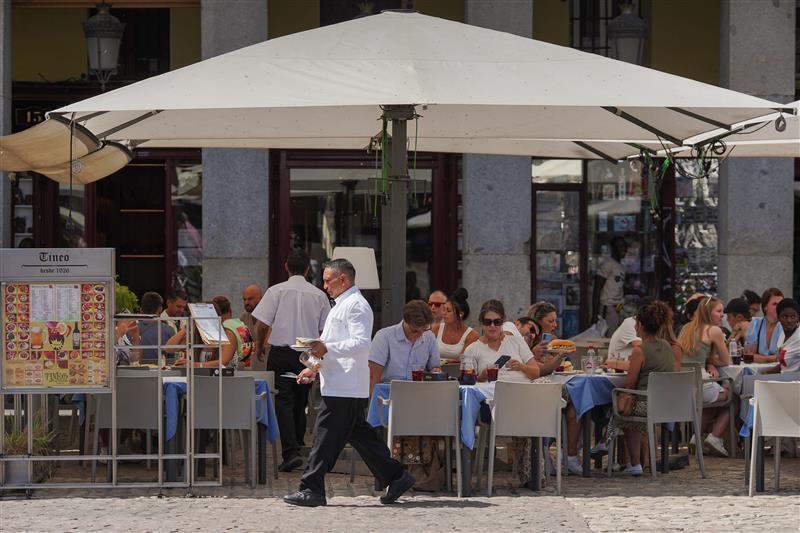 Las ventas del sector servicios aceleran su crecimiento en febrero al 1,6% y suman 23 meses de alzas