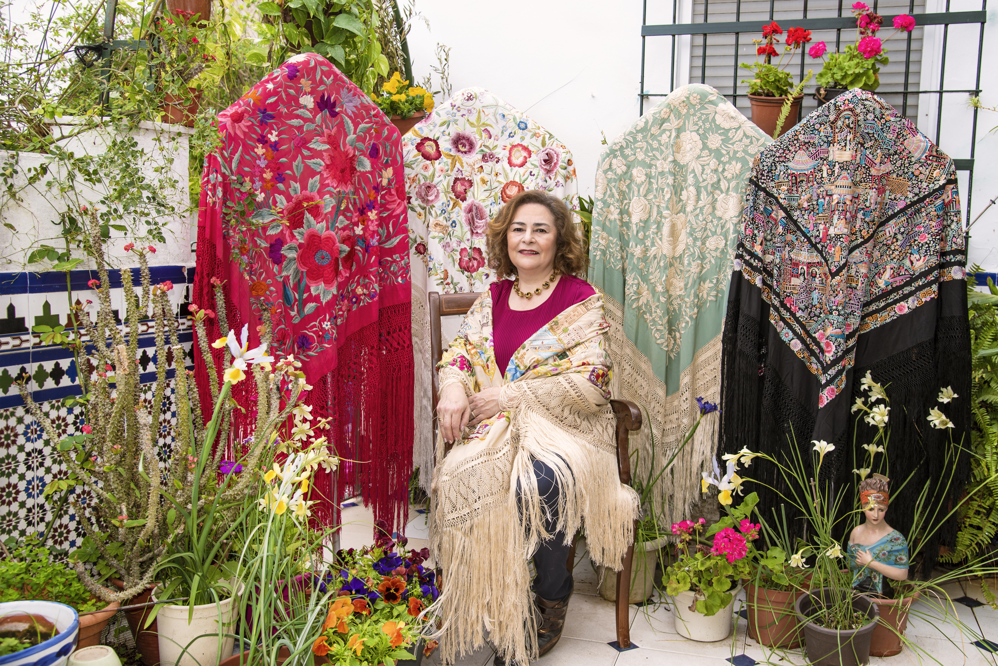 La artesanía en extinción de los mantones de Manila de Cindy Crawford o la Casa Real