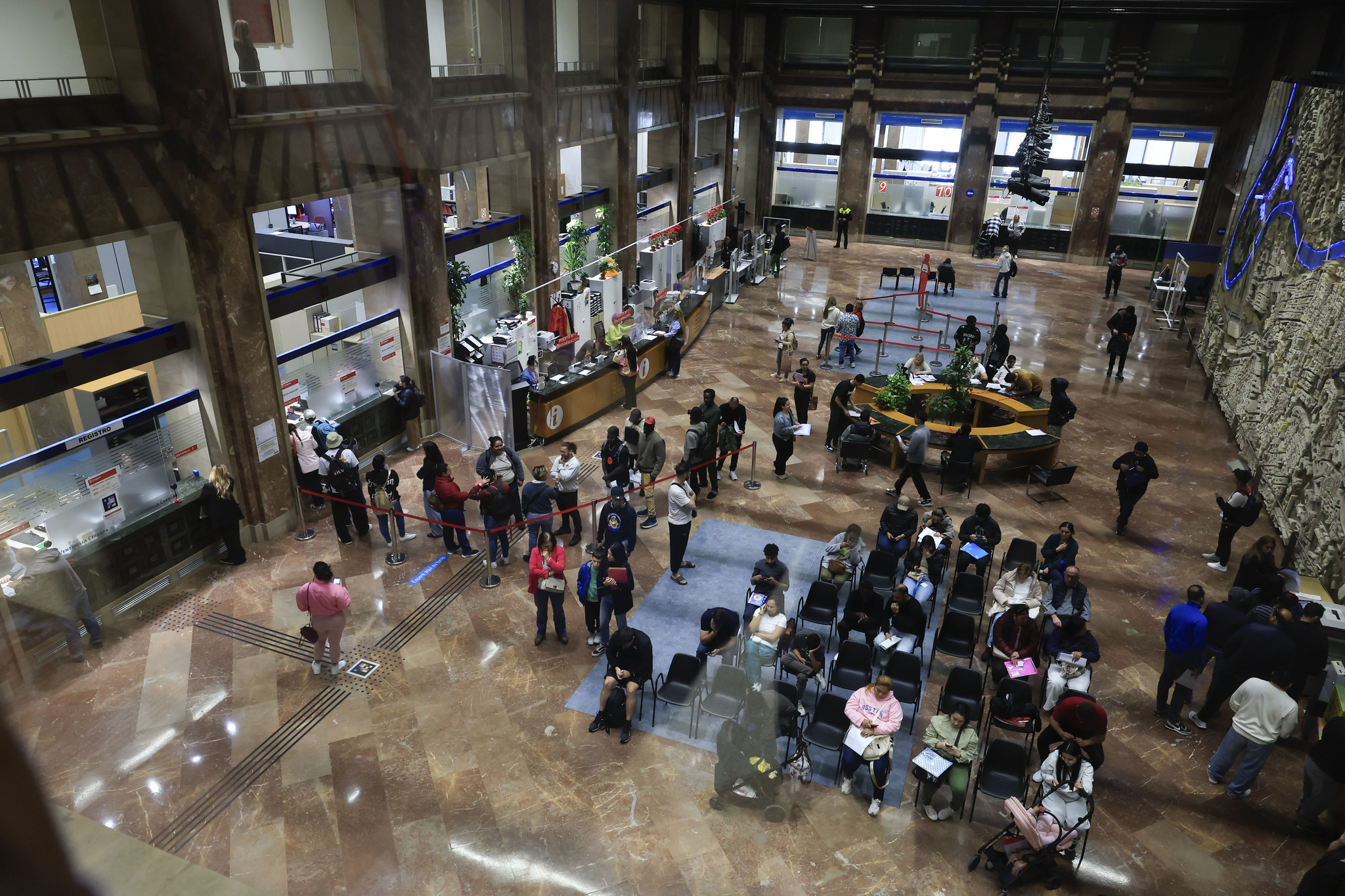 Oficinas de Correos, Seguridad Social y Extranjería comienzan a atender a migrantes sobre la regularización