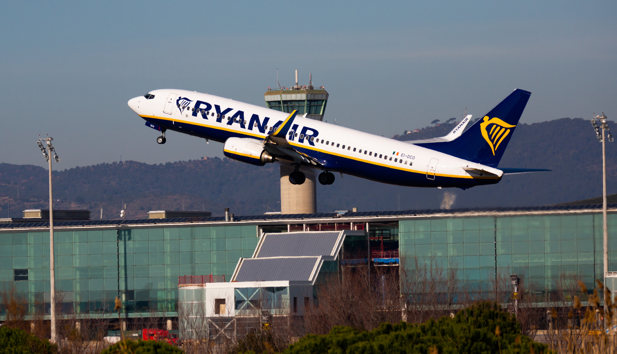 Vueling y Wizz Air aprovechan el repliegue de Ryanair en El Prat