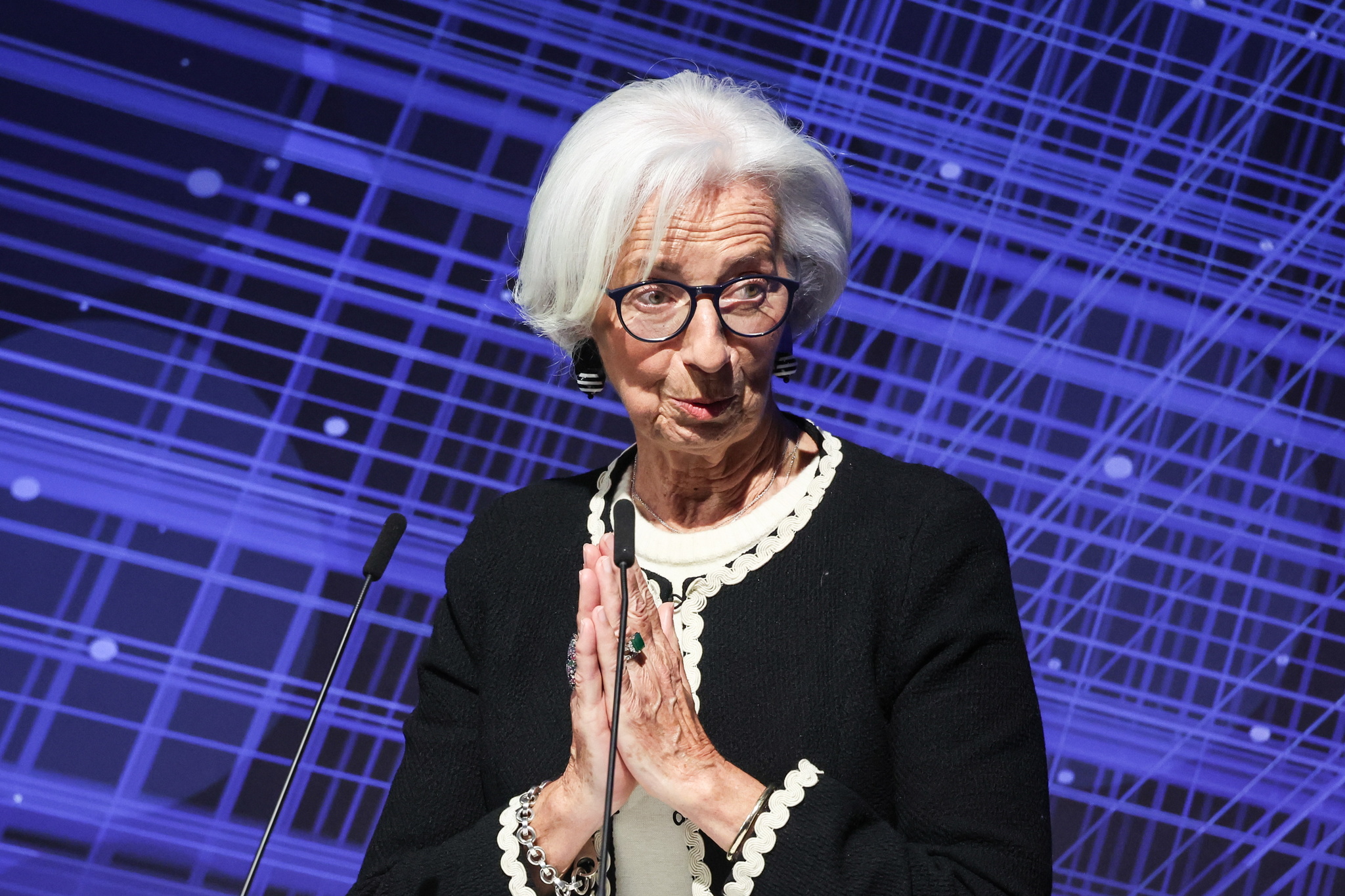 Lagarde räknar med att ECB kommer att hålla räntorna på 2 %: "Mer information måste samlas in"