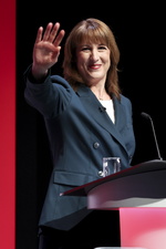 El Gobierno inglés busca el apoyo de Santander y cinco bancos más en plena crisis interna y por Irán