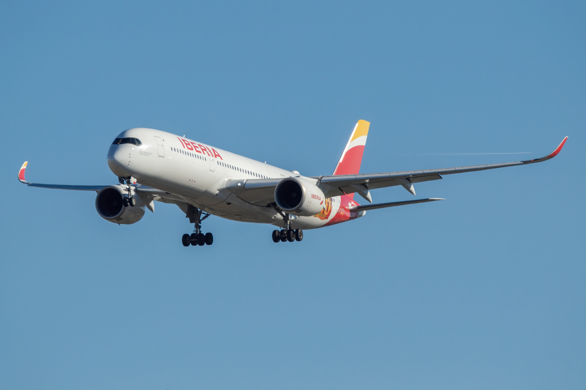 IAG afronta un sobrecoste de 1.300 millones por el alza del queroseno